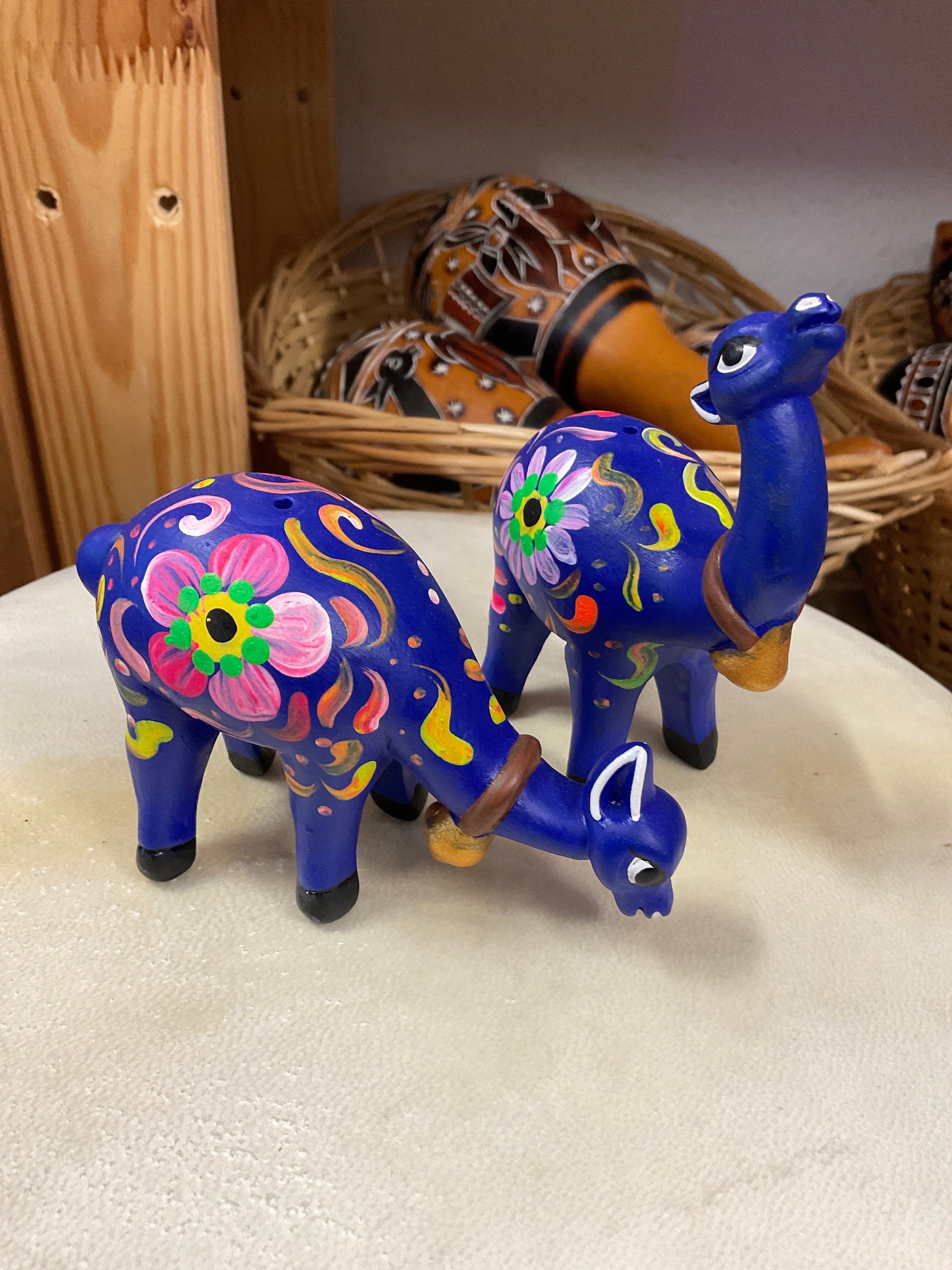 Pareja de vicuñas en cerámica peruana