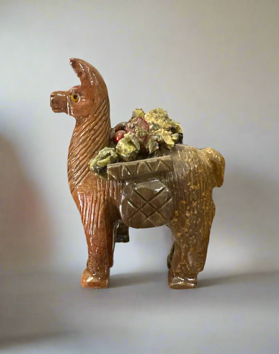 Llama tallada en piedra mineral