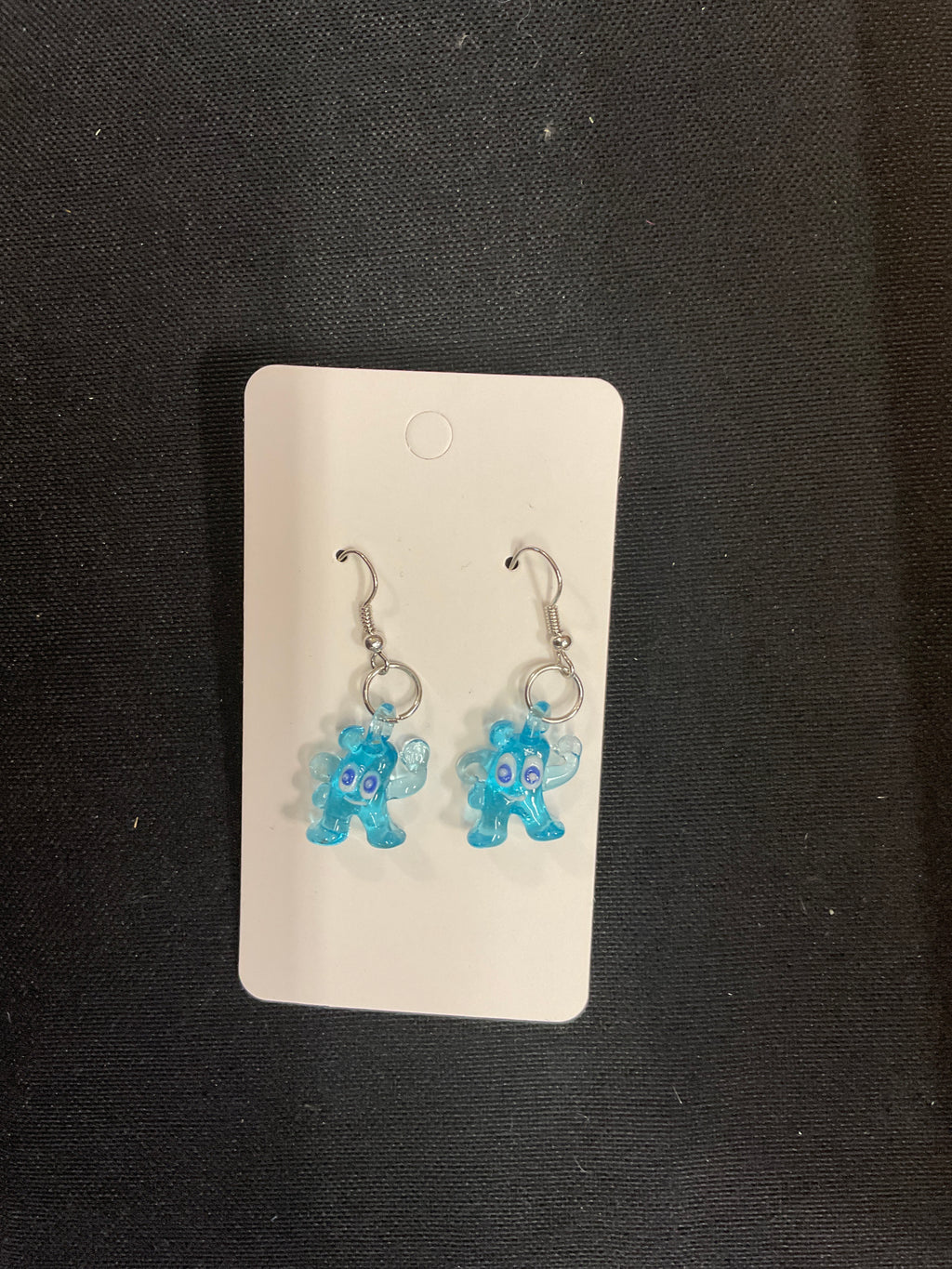Bonitos pendientes con figuras de cristal de color aguamarina