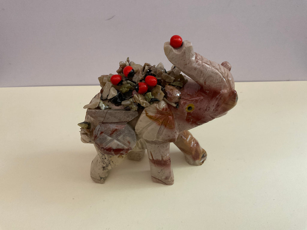 Elefante tallado en piedra mineral