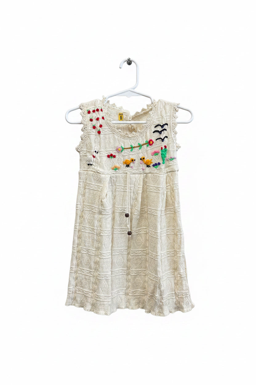 Vestido de algodón peruano bordado a mano para niña