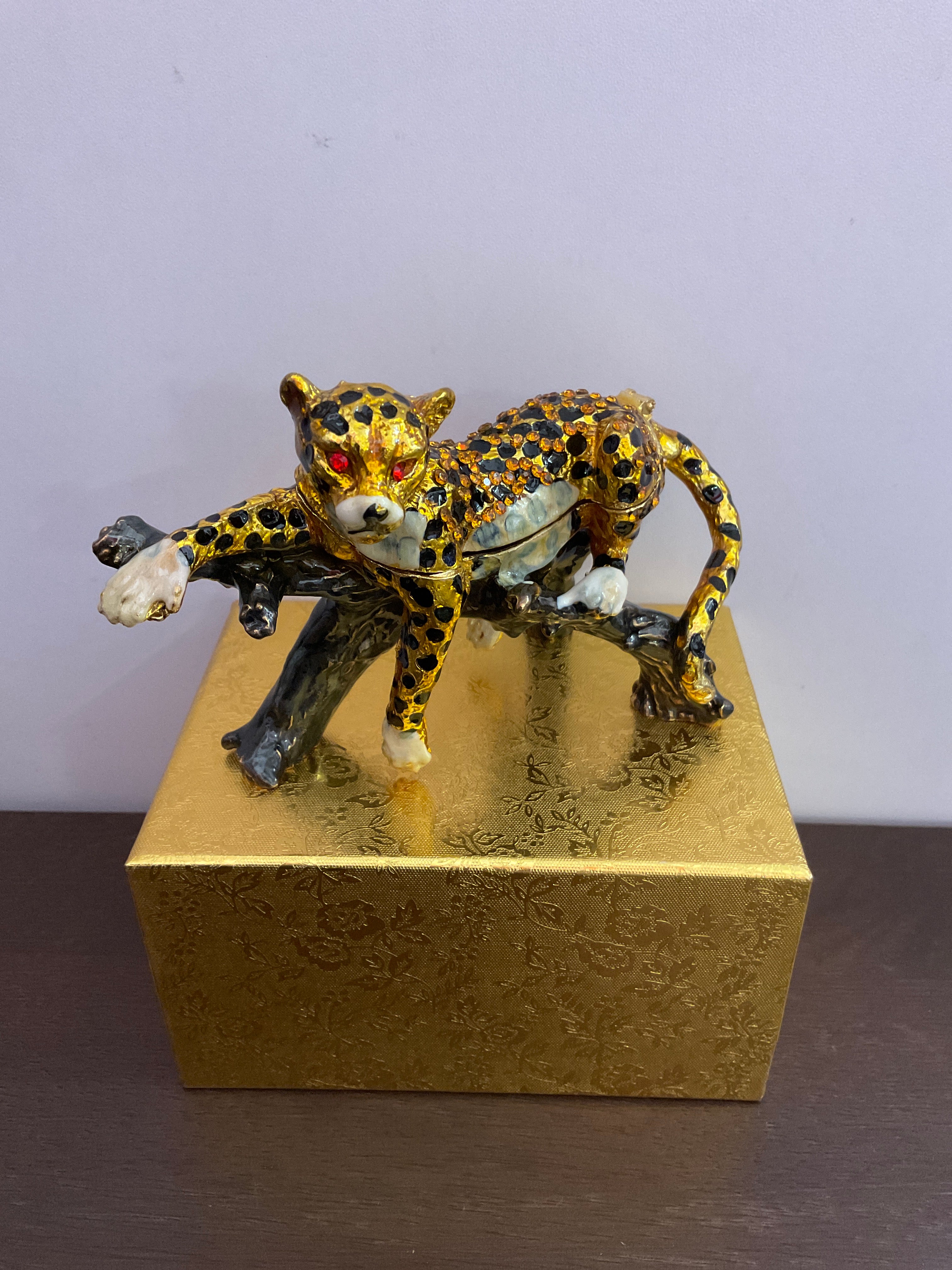 Joyero con baratijas