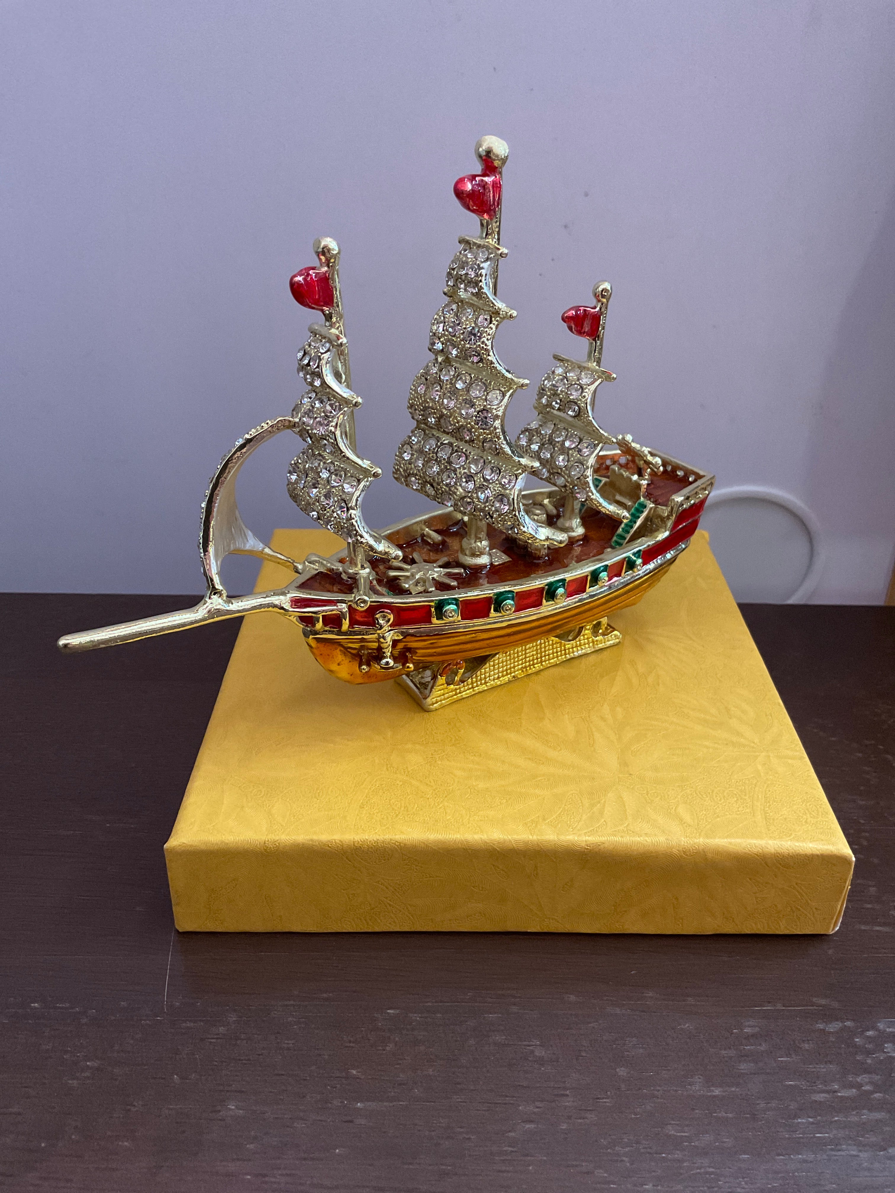 Joyero con baratijas