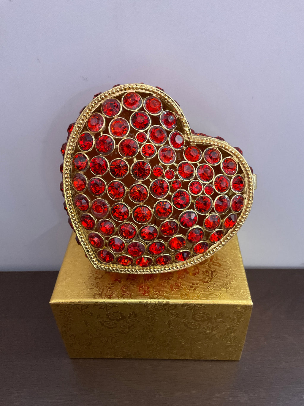 Joyero con baratijas