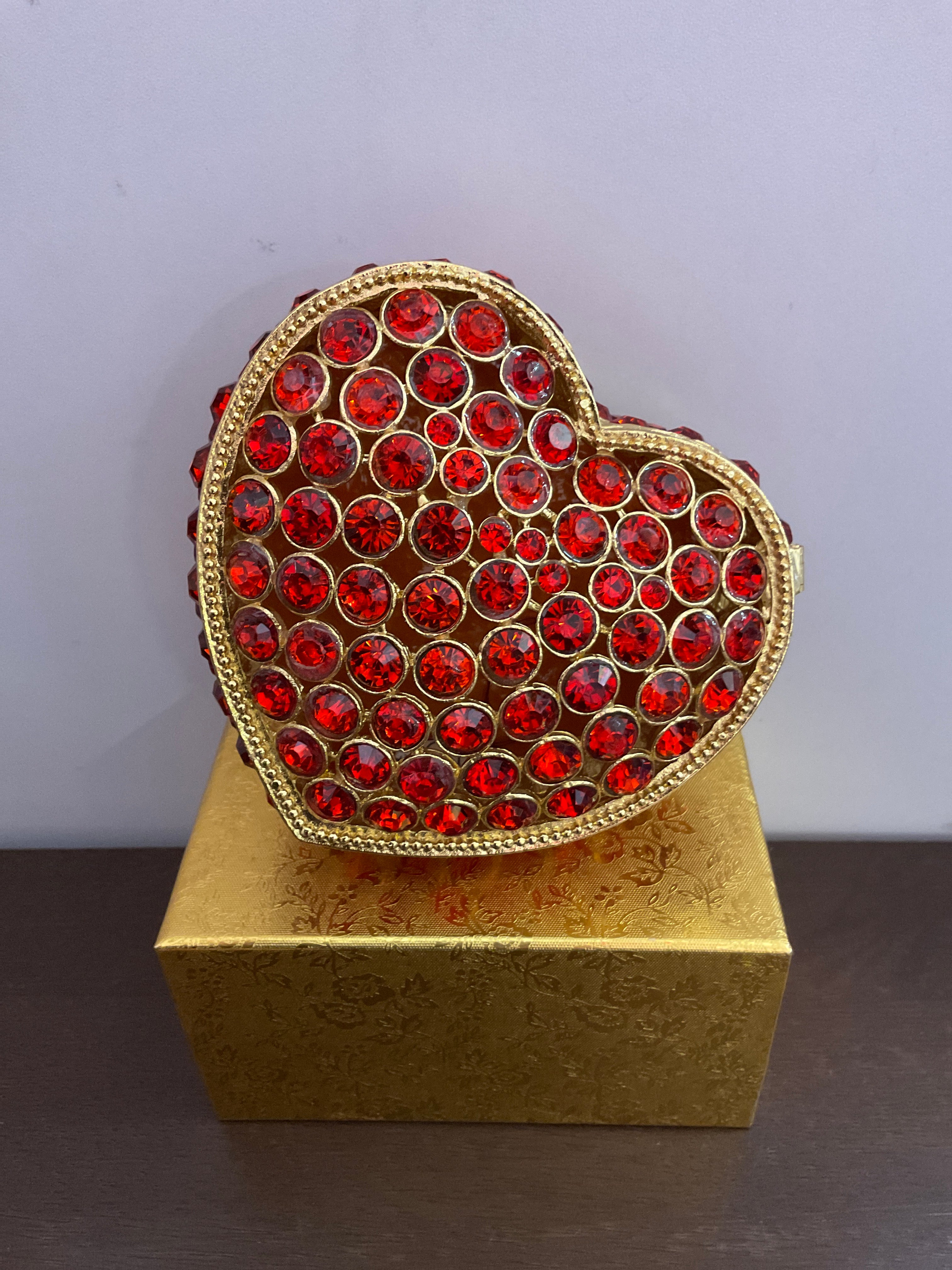 Joyero con baratijas