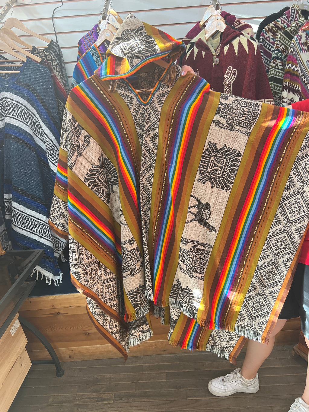 Poncho acrílico con capucha