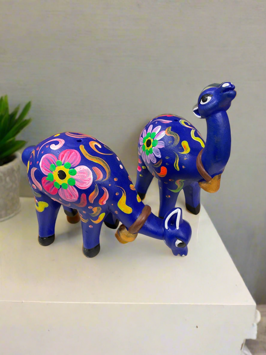 Pareja de vicuñas en cerámica peruana