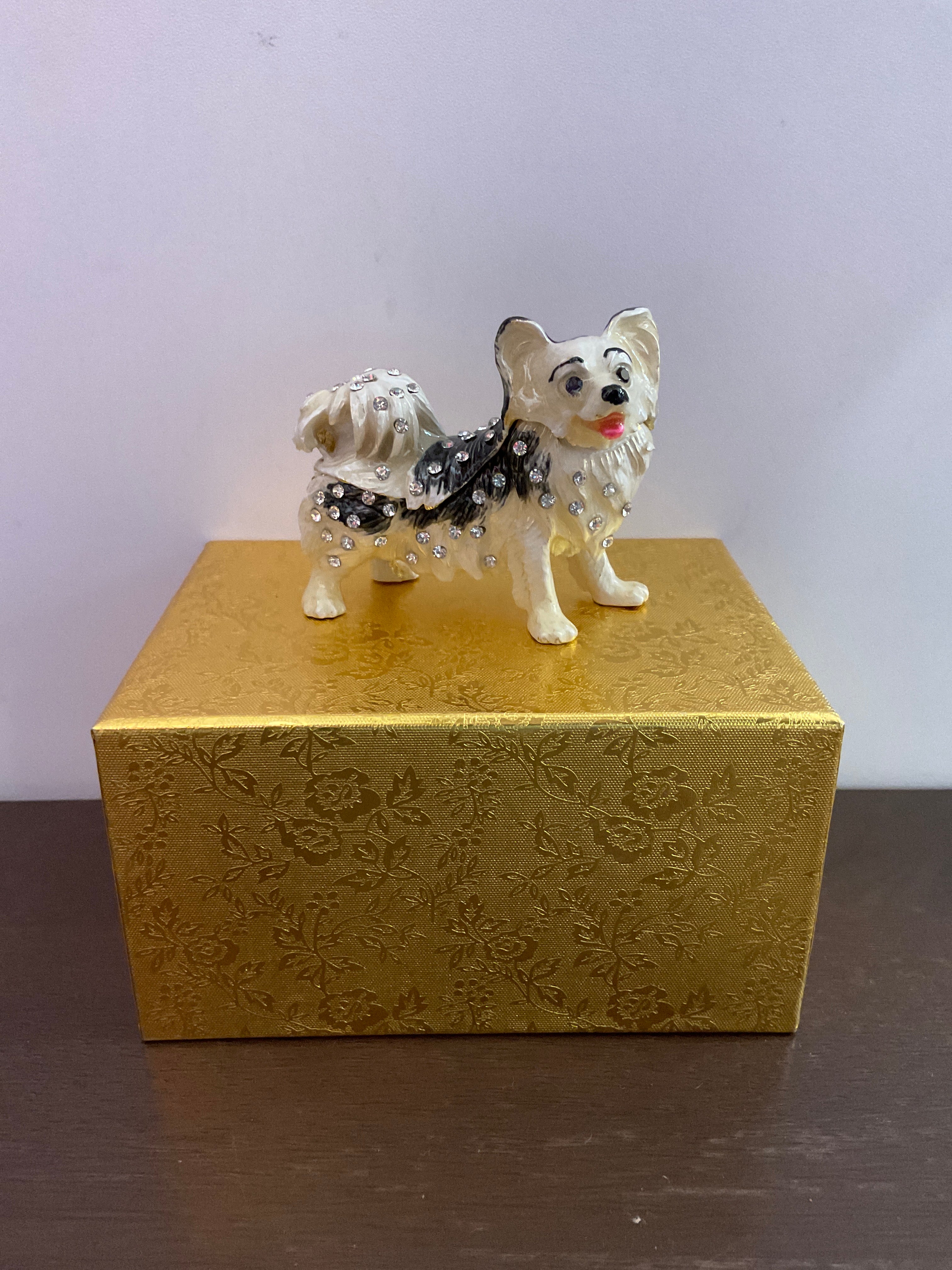 Joyero con baratijas