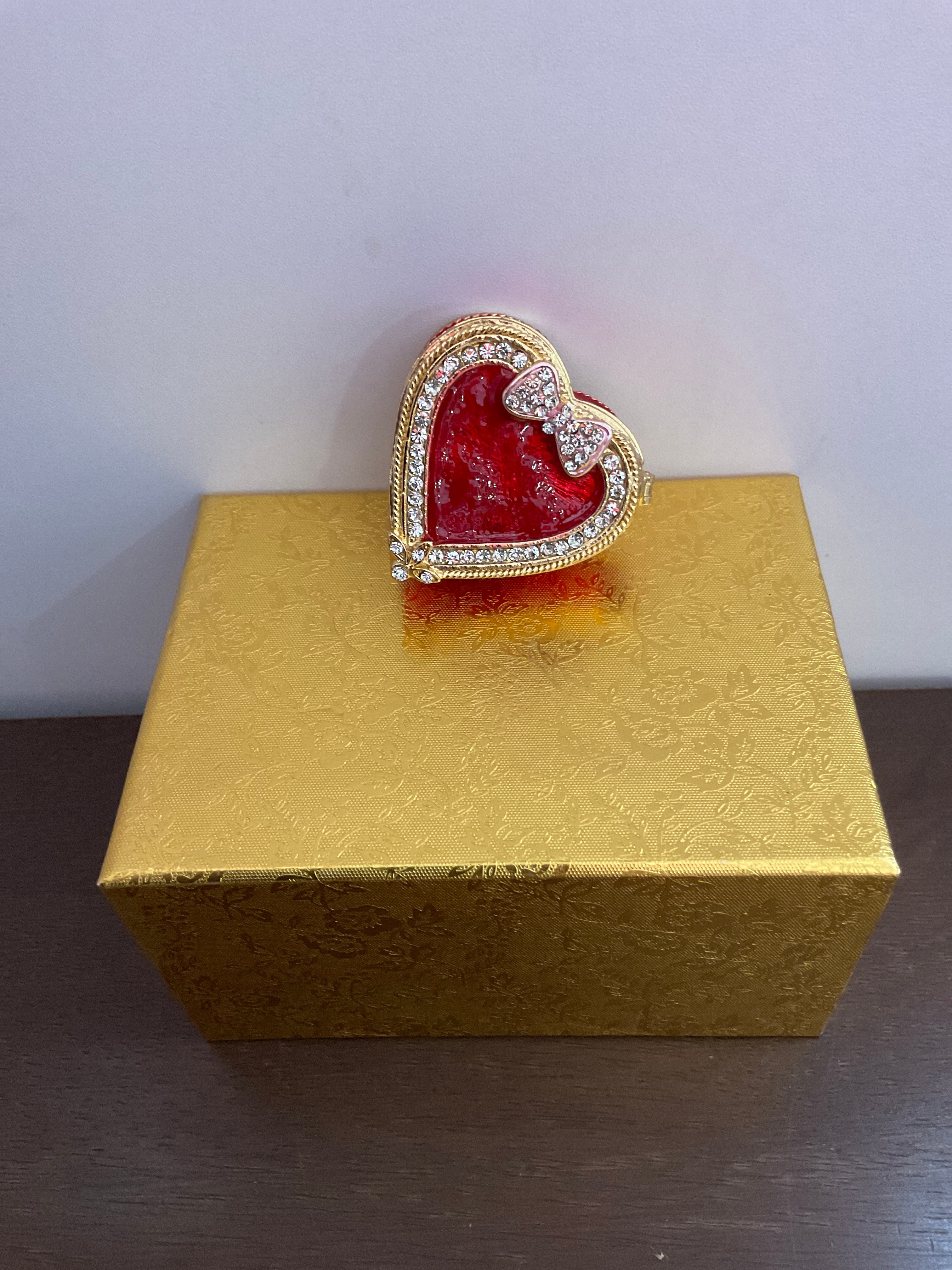 Joyero con baratijas