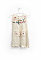 Vestido de algodón peruano bordado a mano para niña