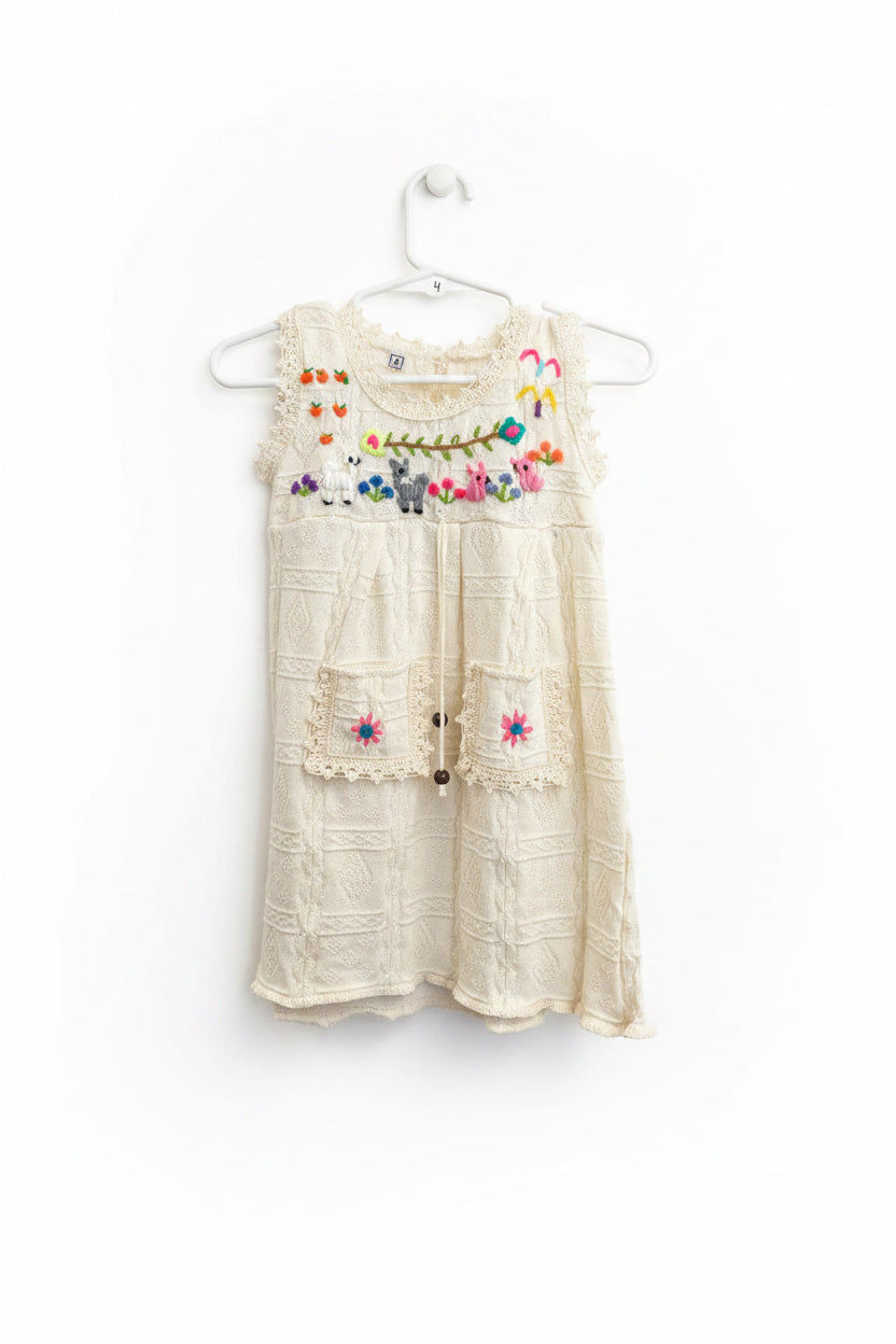 Vestido de algodón peruano bordado a mano para niña
