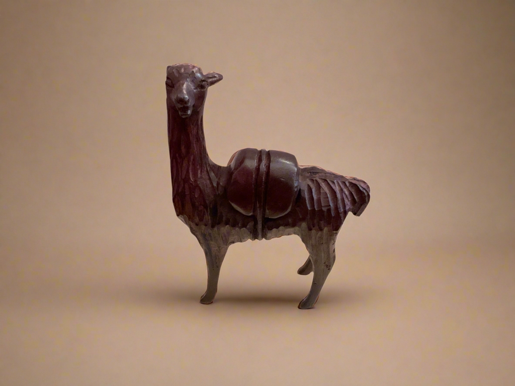 Llama tallada en madera de caoba (20cm)