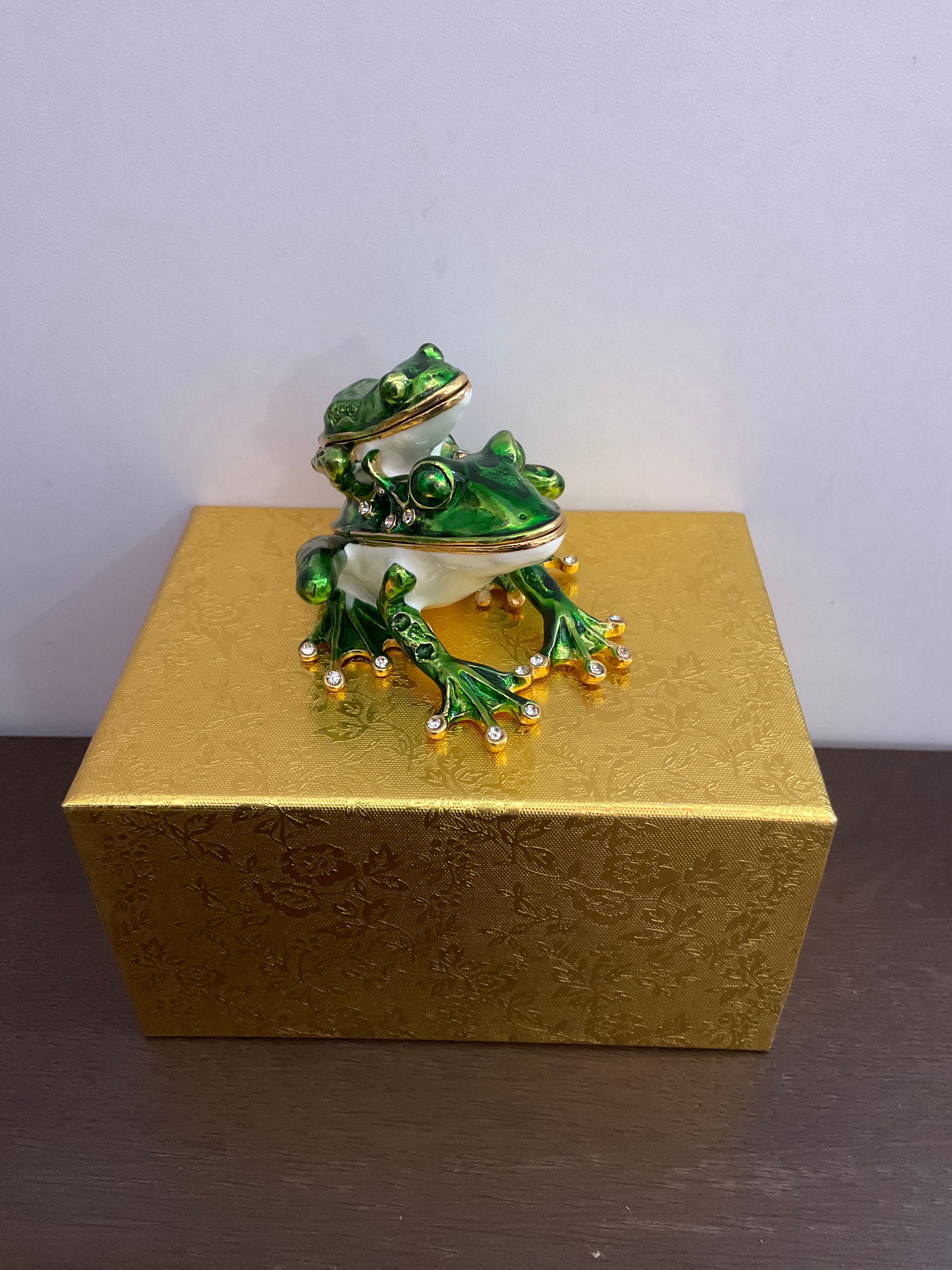 Joyero con baratijas