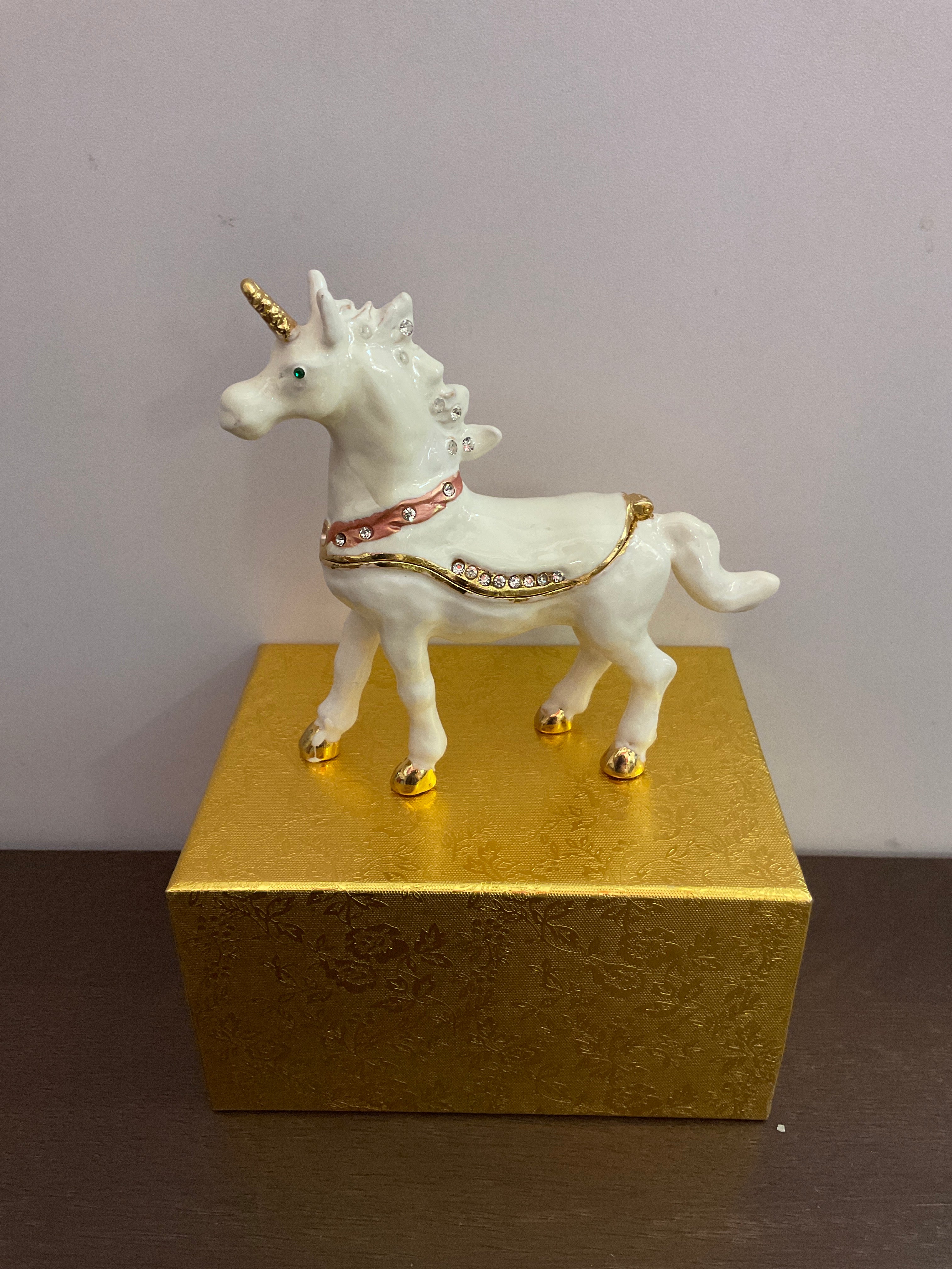 Joyero con baratijas