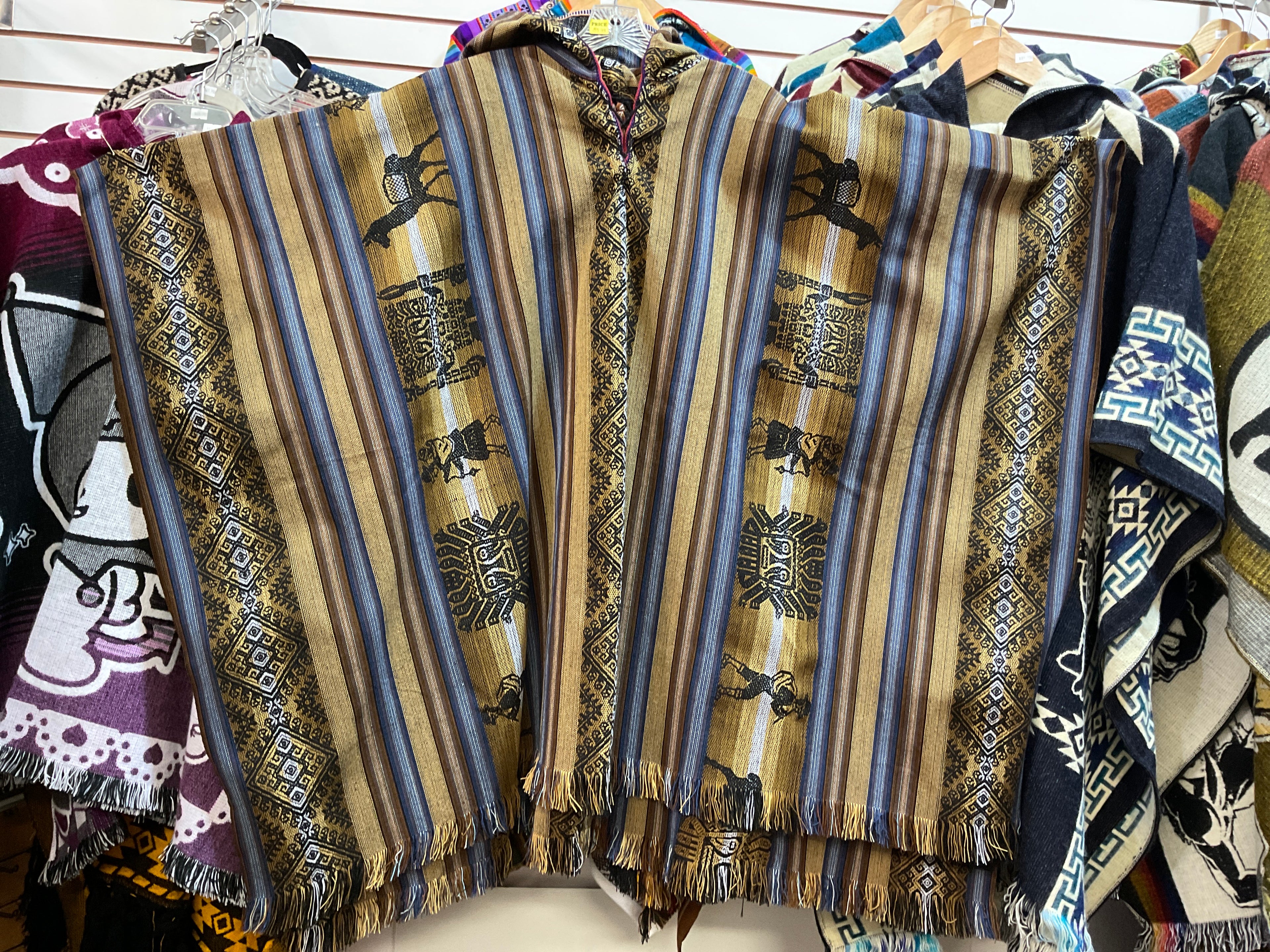 Poncho acrílico con capucha