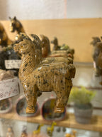 Llama tallada en piedra mineral