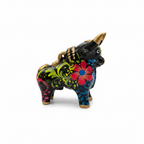 Toro Pucará Floral Negro – Figurilla de Cerámica Peruana Pintada a Mano