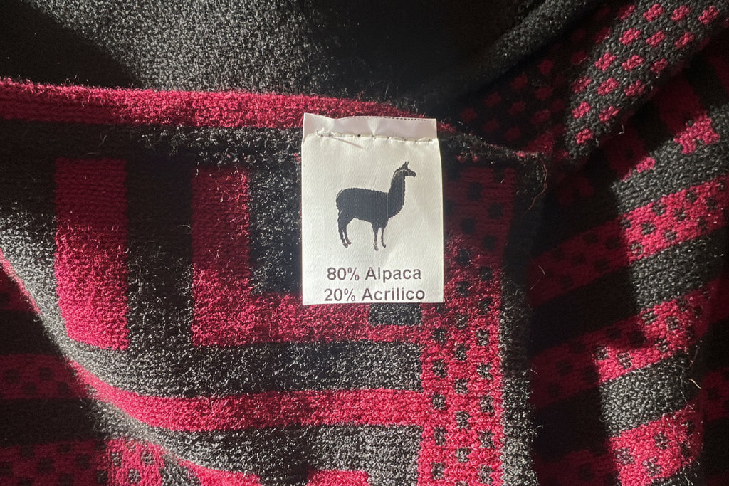 Poncho de alpaca con botones para mujer