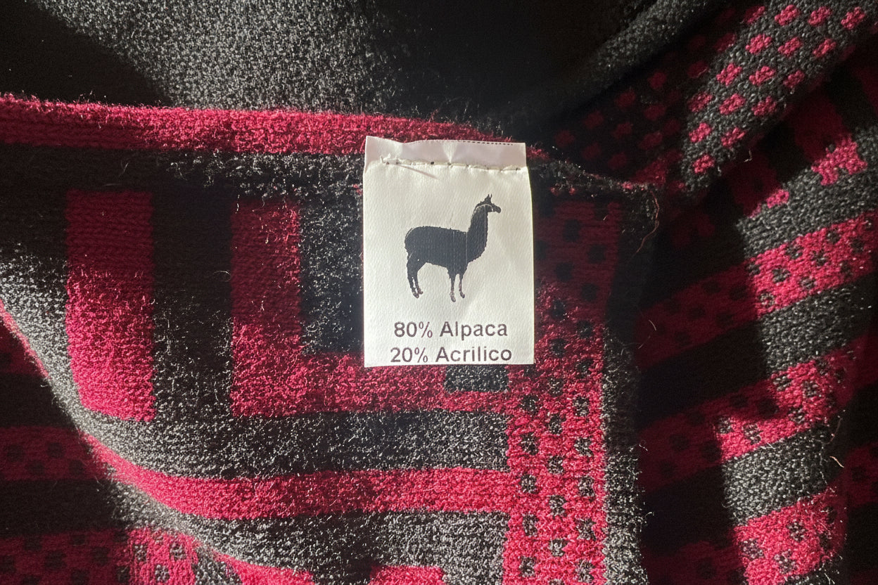 Poncho de alpaca con botones para mujer