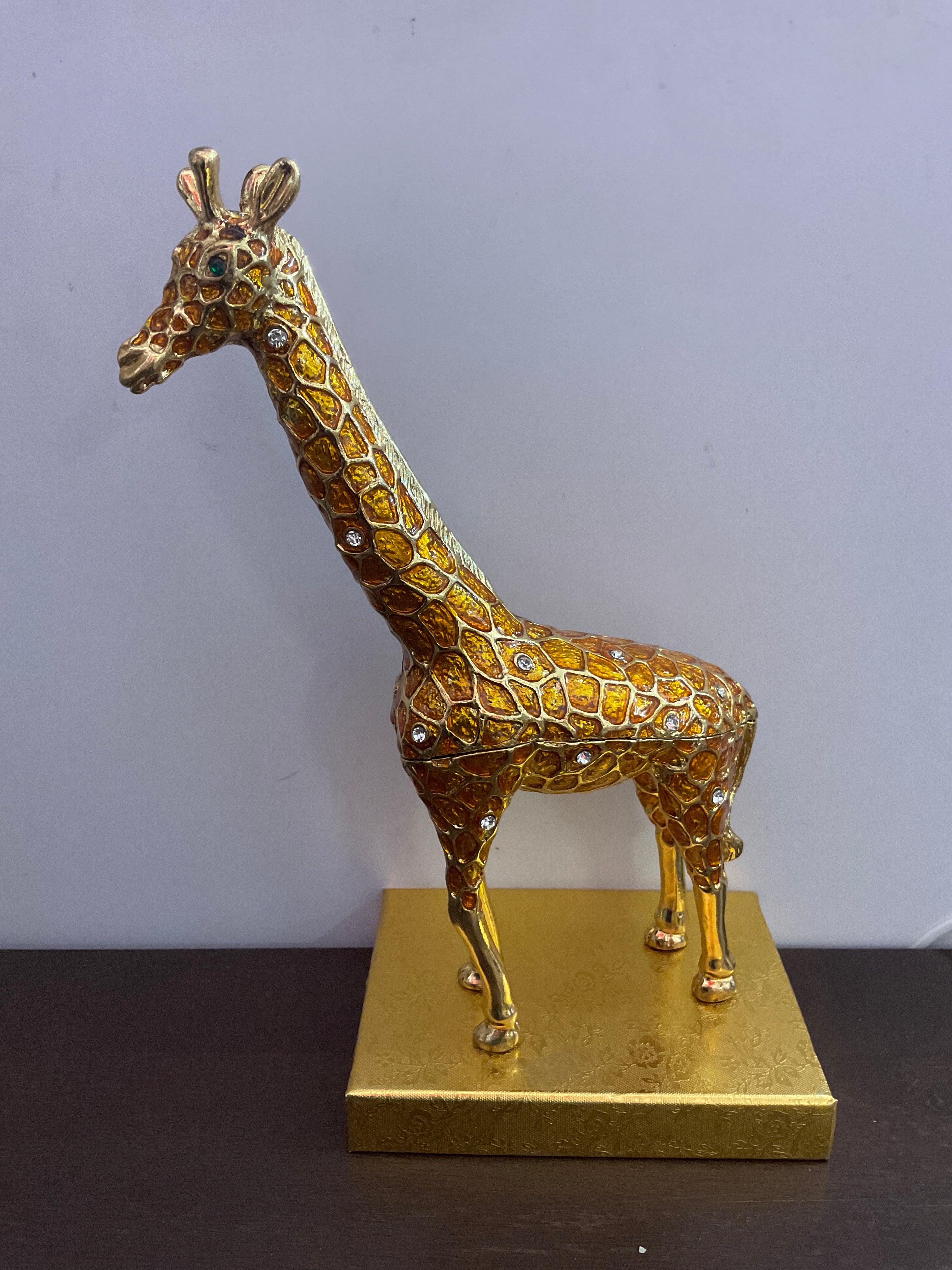 Joyero con baratijas