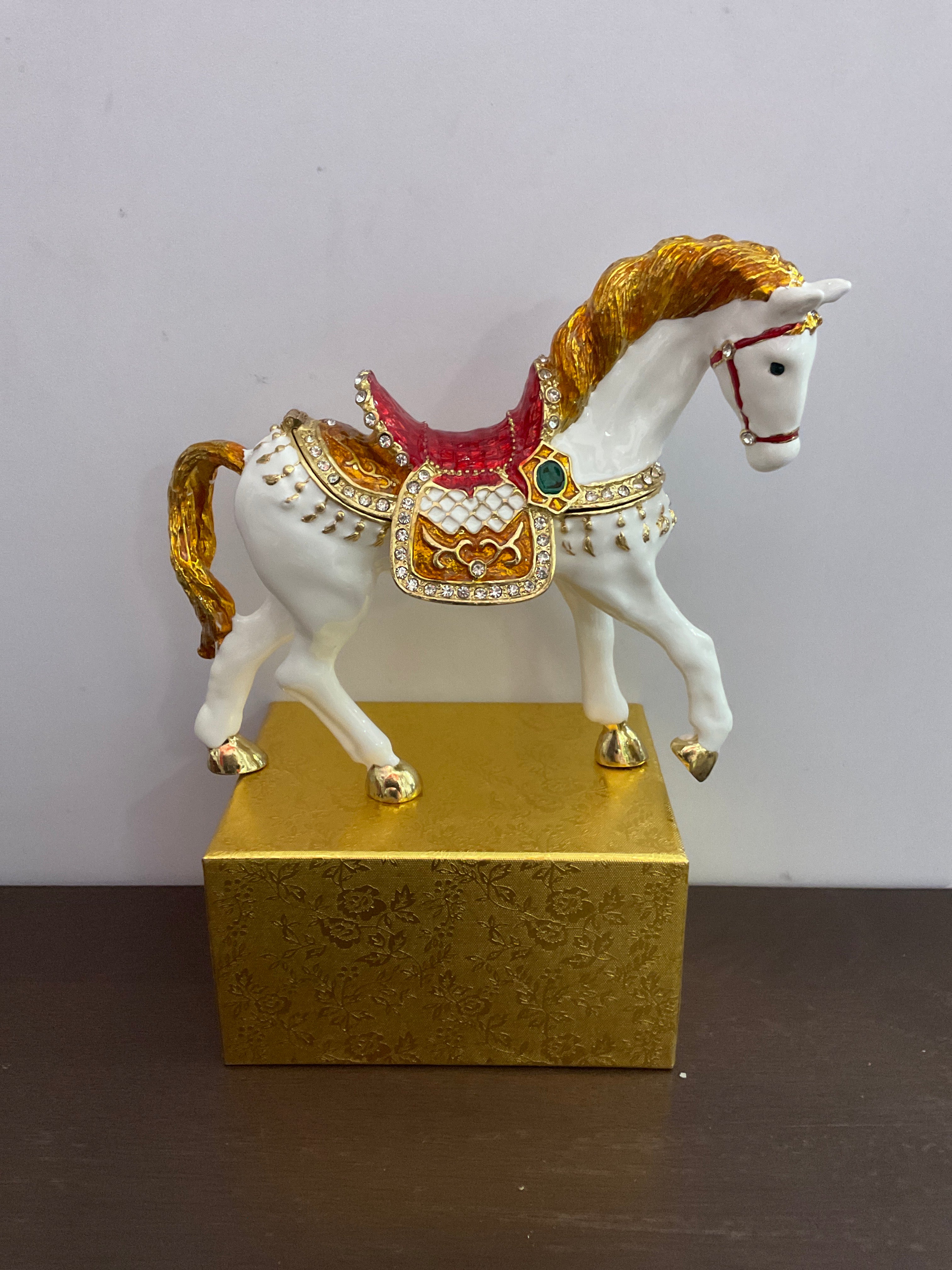 Joyero con baratijas