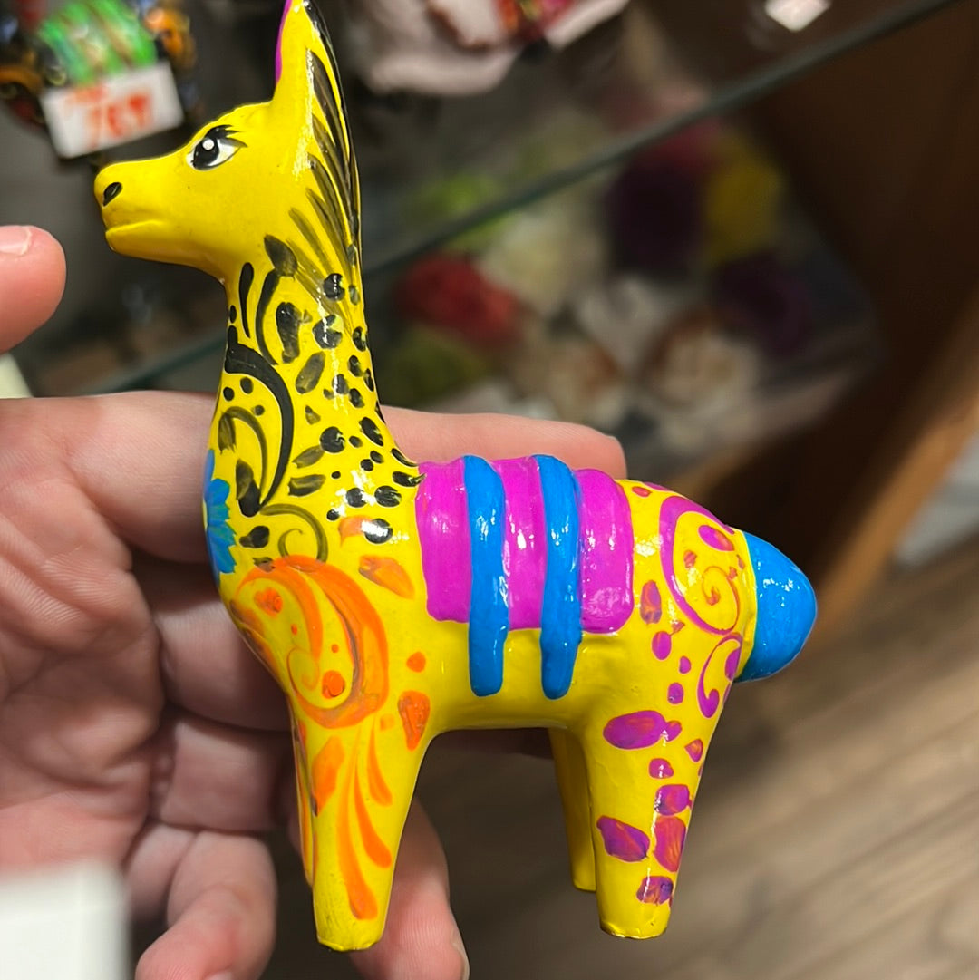 Llama pintada en cerámica