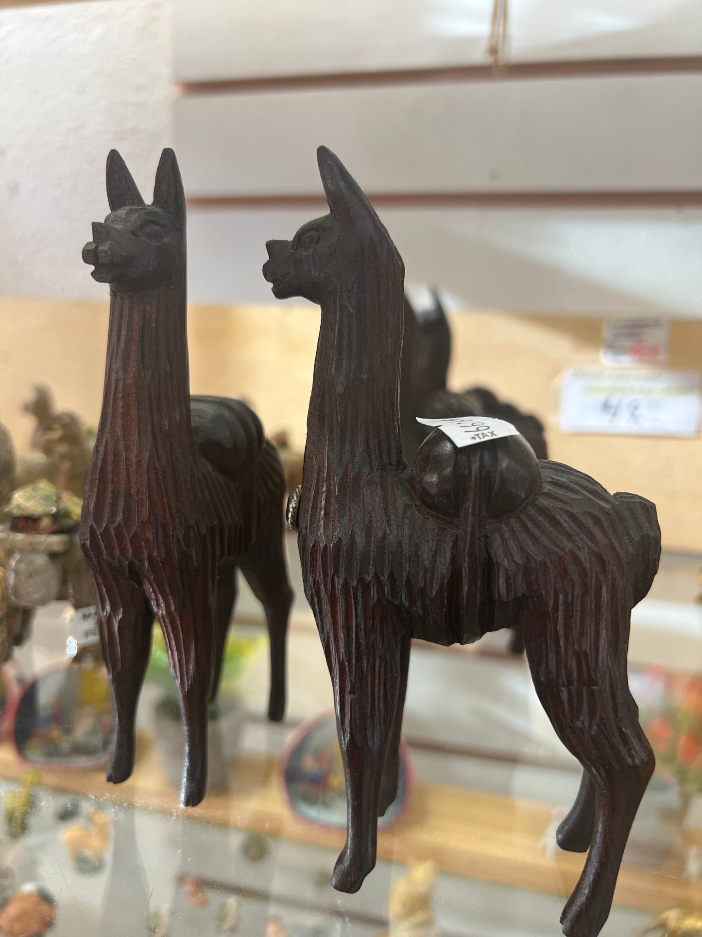 Llama tallada en madera de caoba