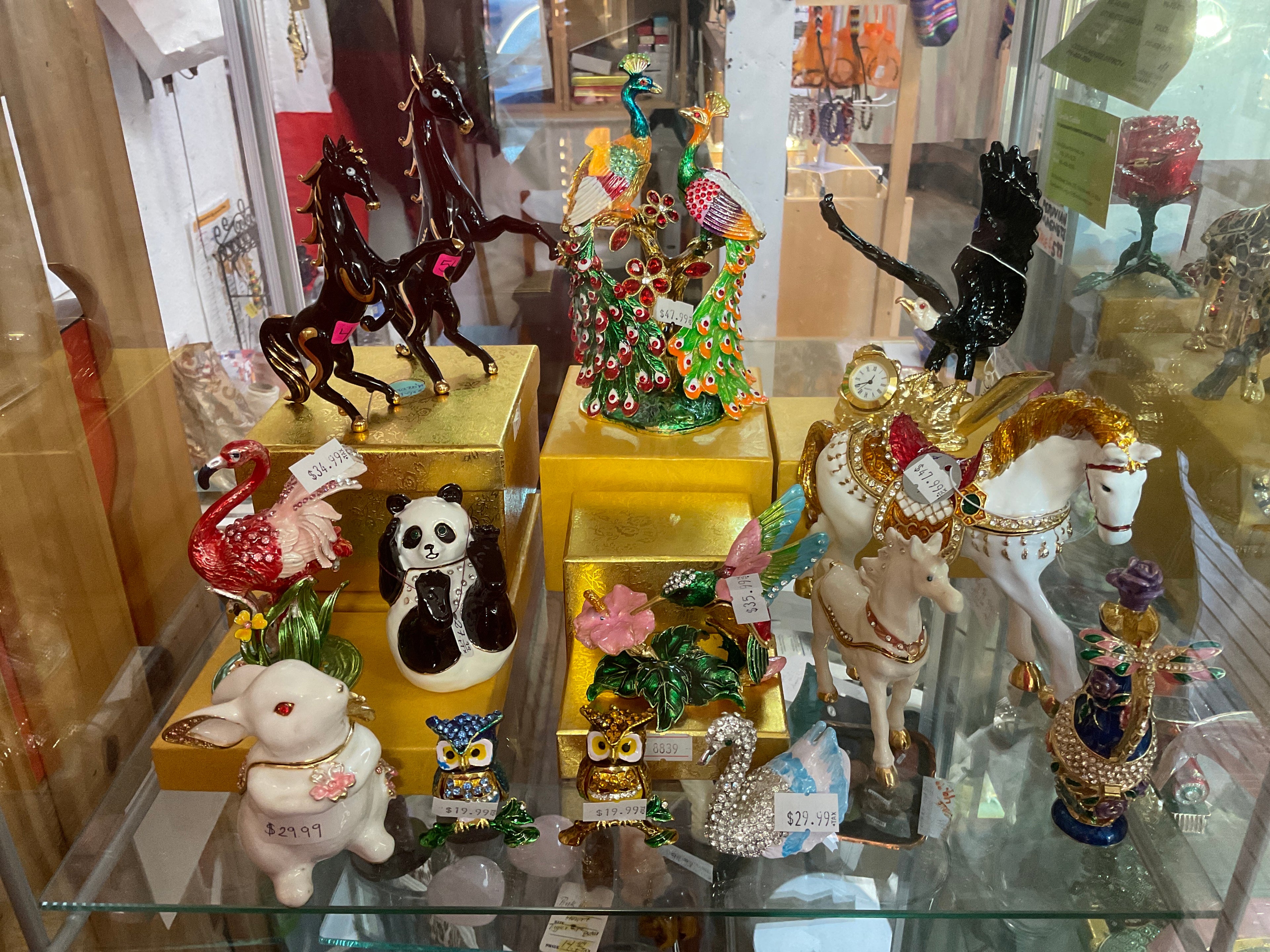 Joyero con baratijas