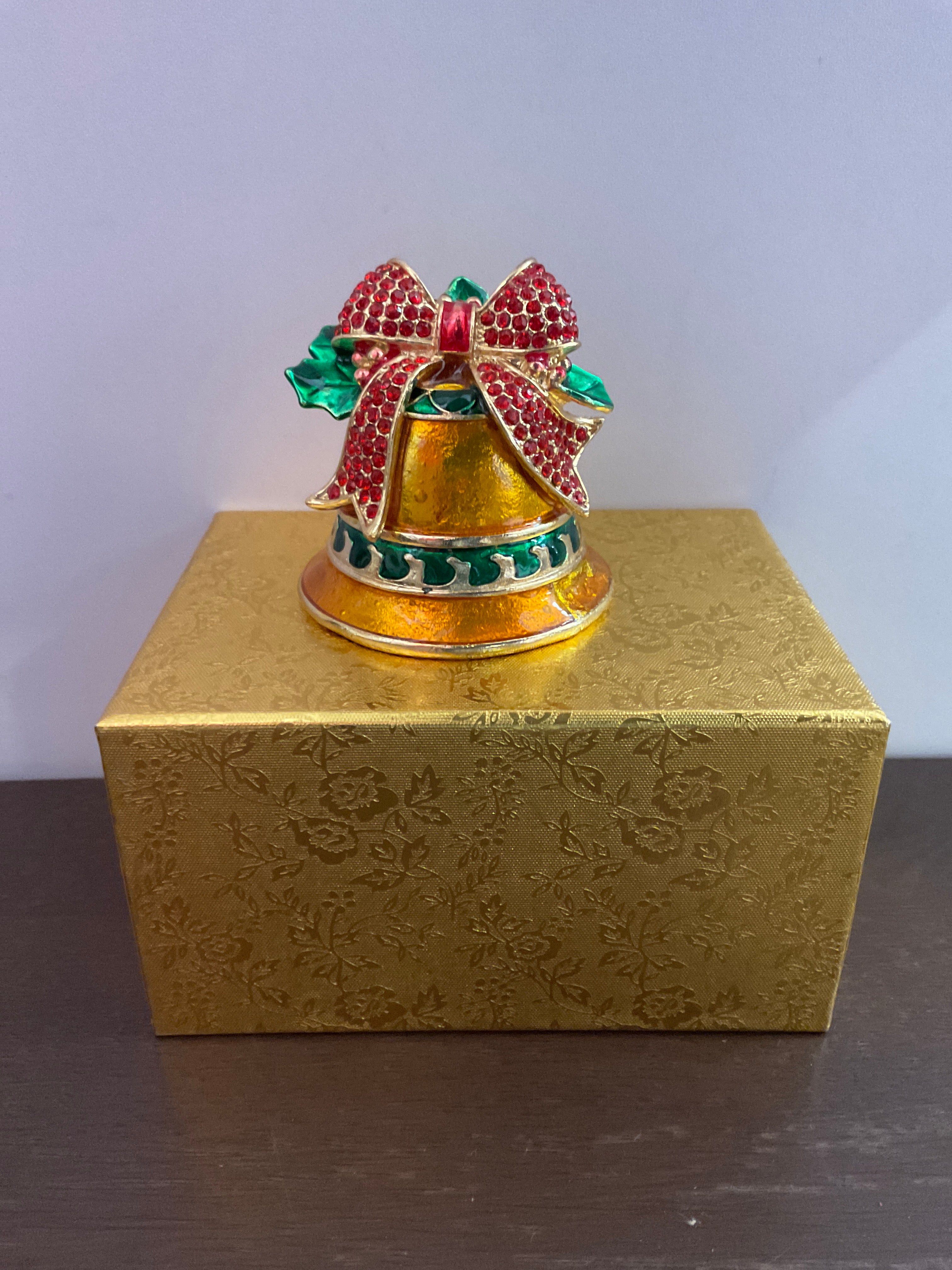 Joyero con baratijas