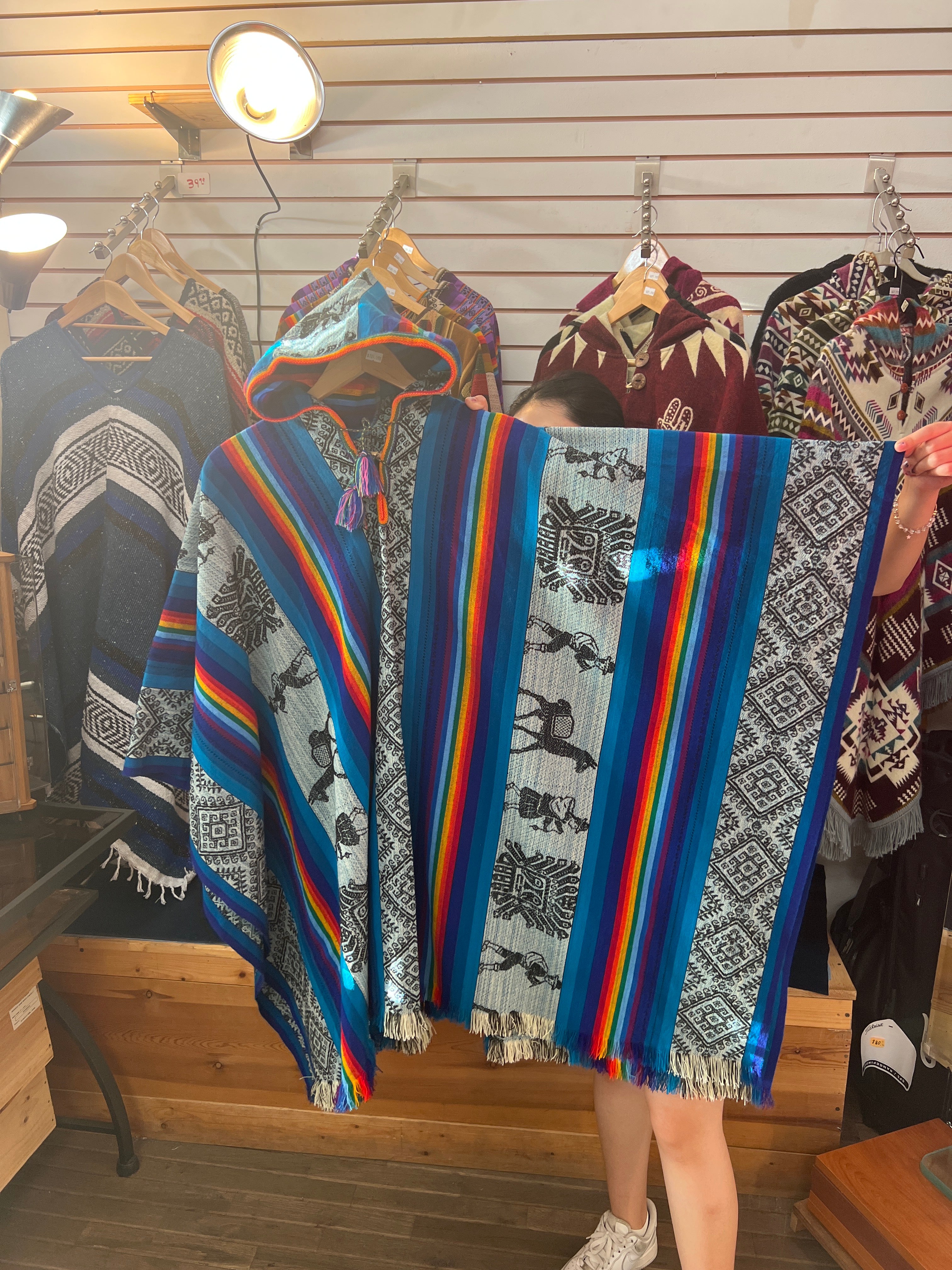 Poncho acrílico con capucha