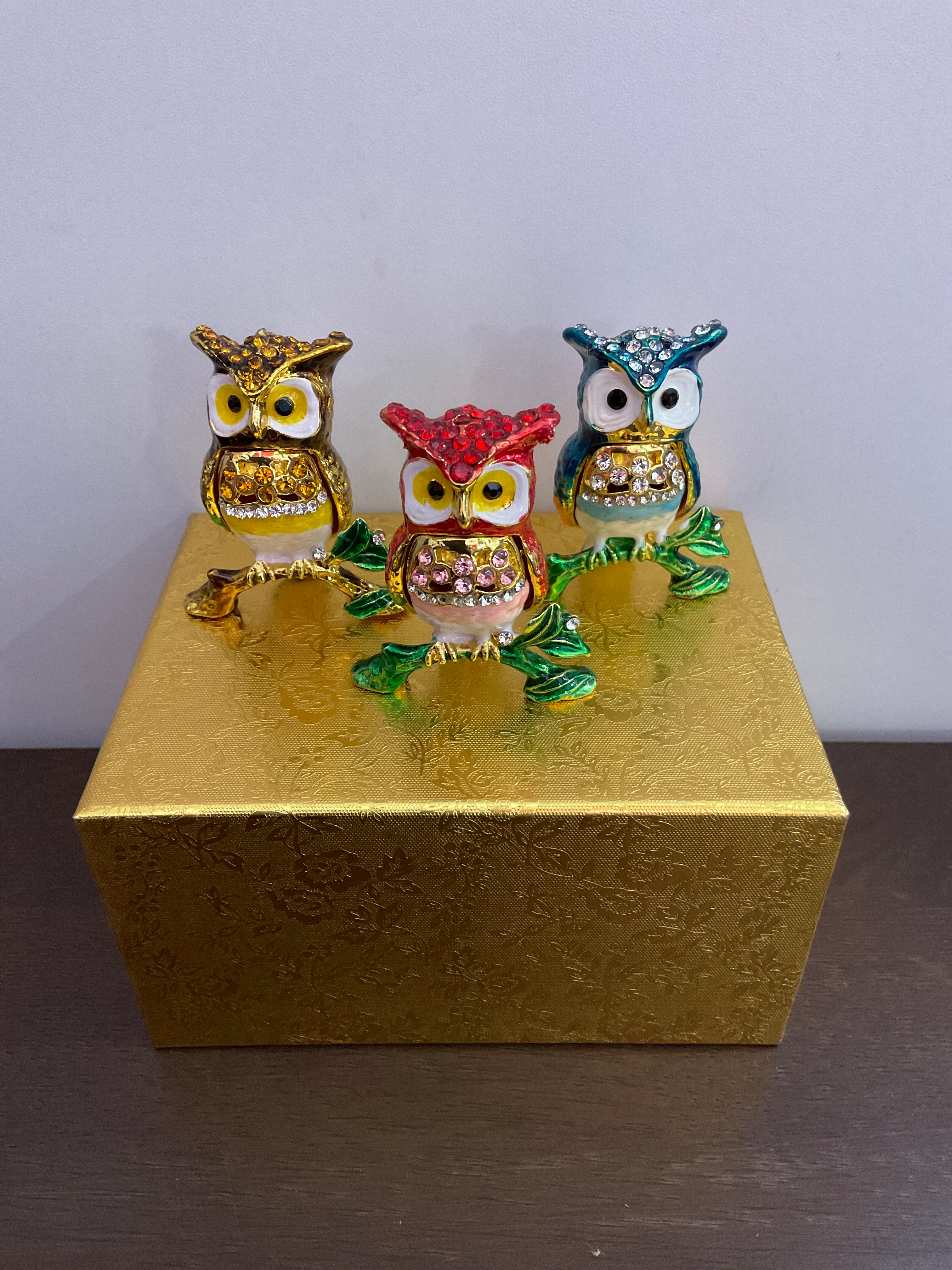 Joyero con baratijas