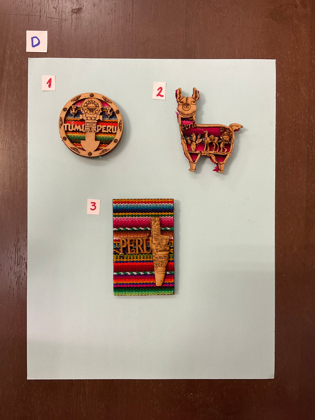 Imanes de madera con textiles andinos