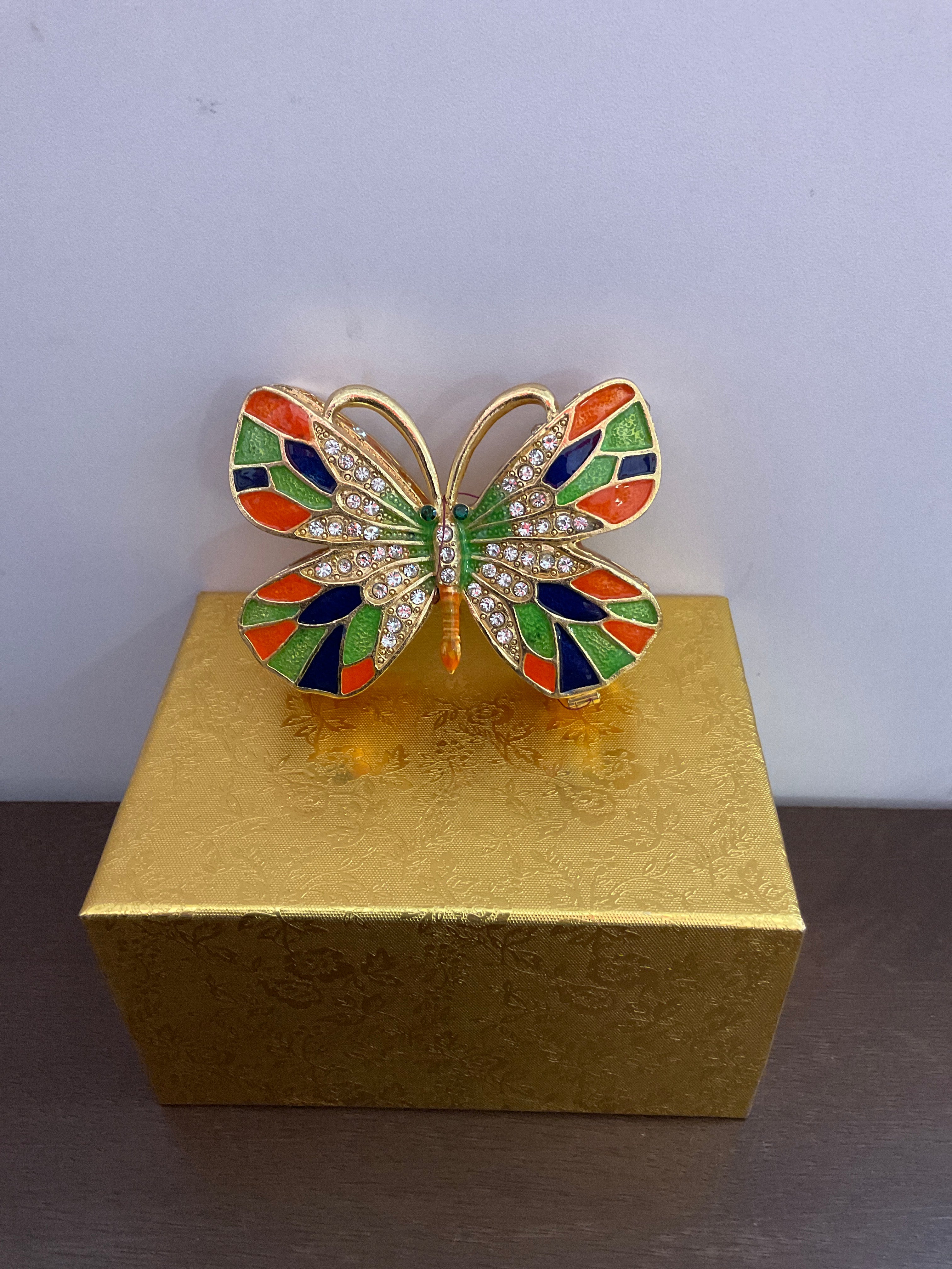 Joyero con baratijas