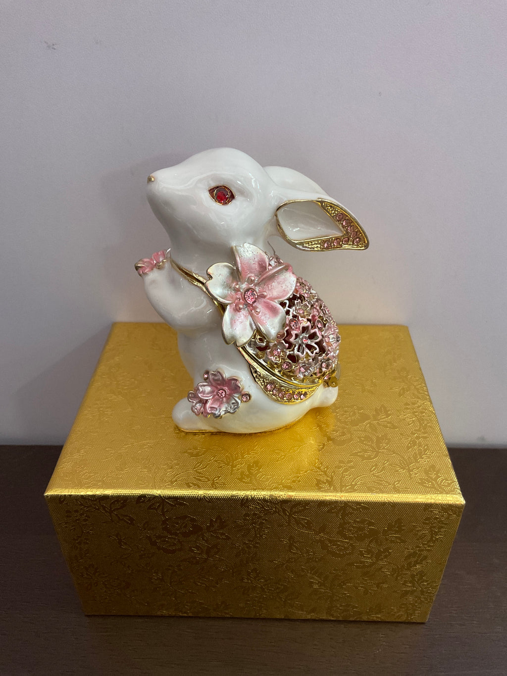 Joyero con baratijas