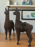 Llama tallada en madera de caoba