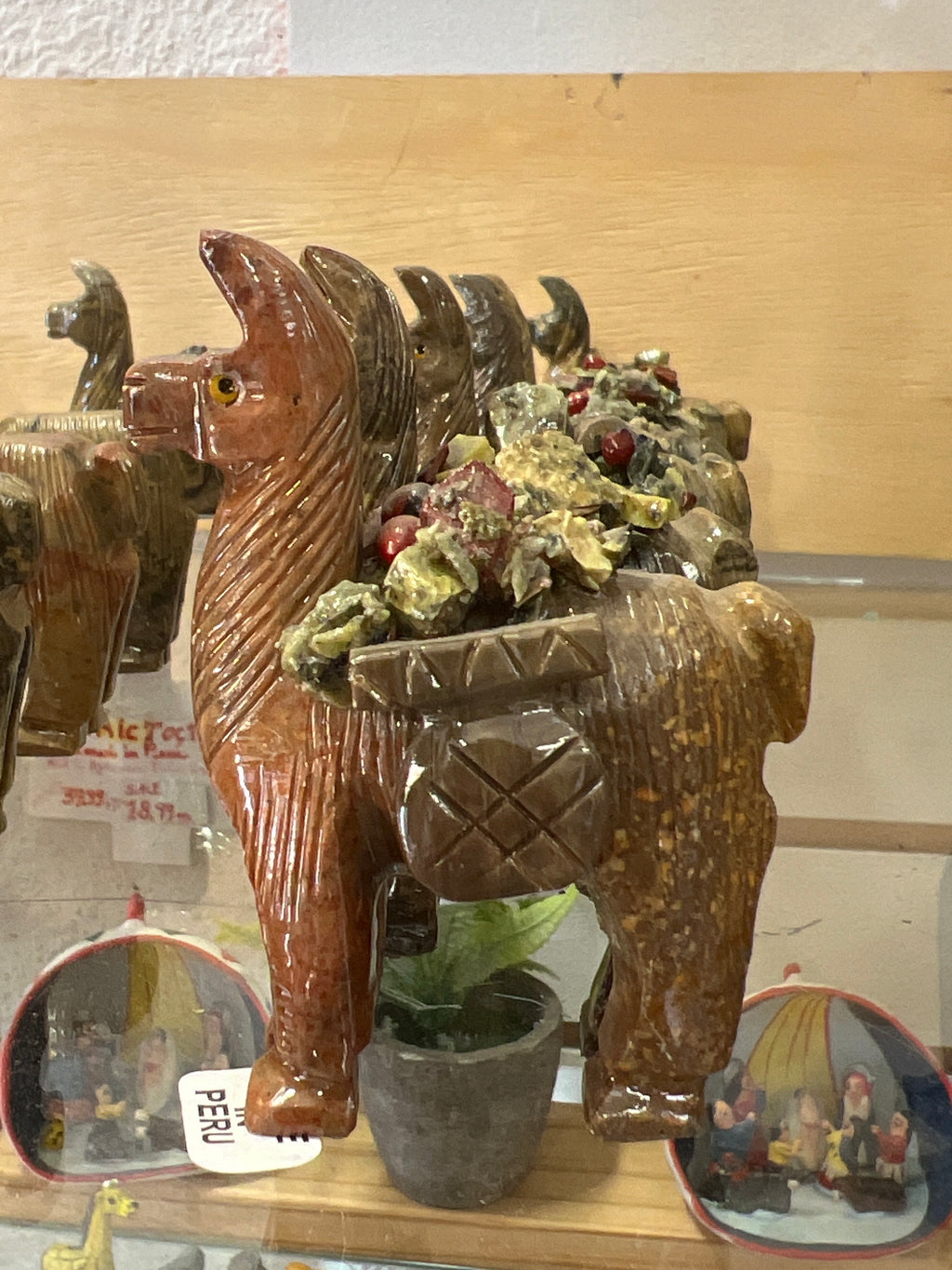 Llama tallada en piedra mineral