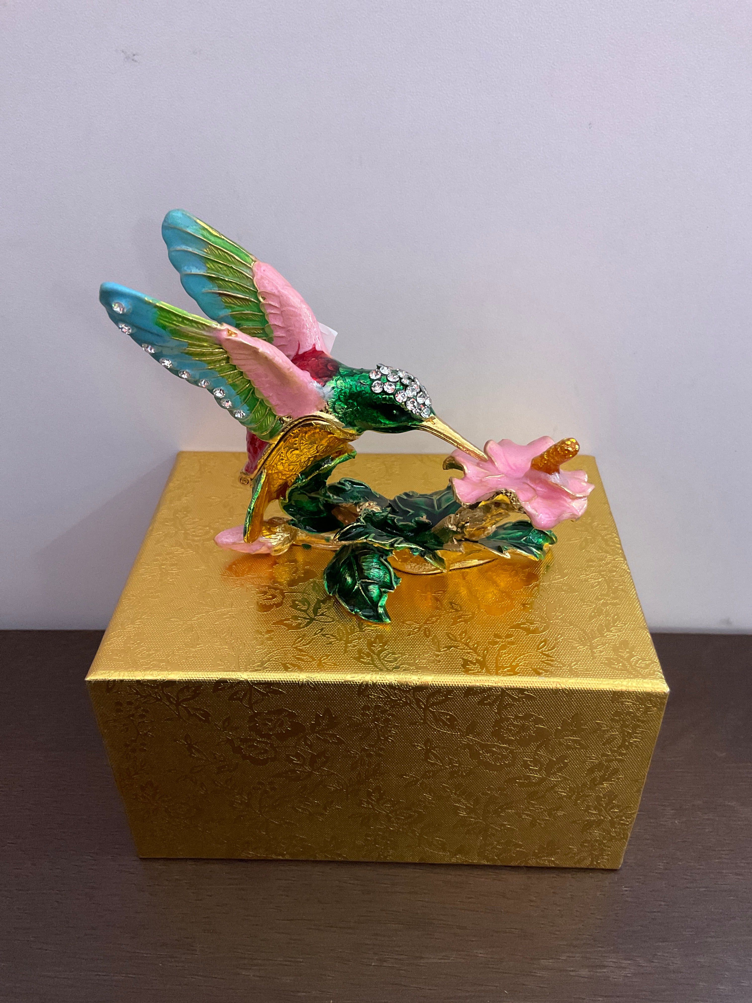 Joyero con baratijas