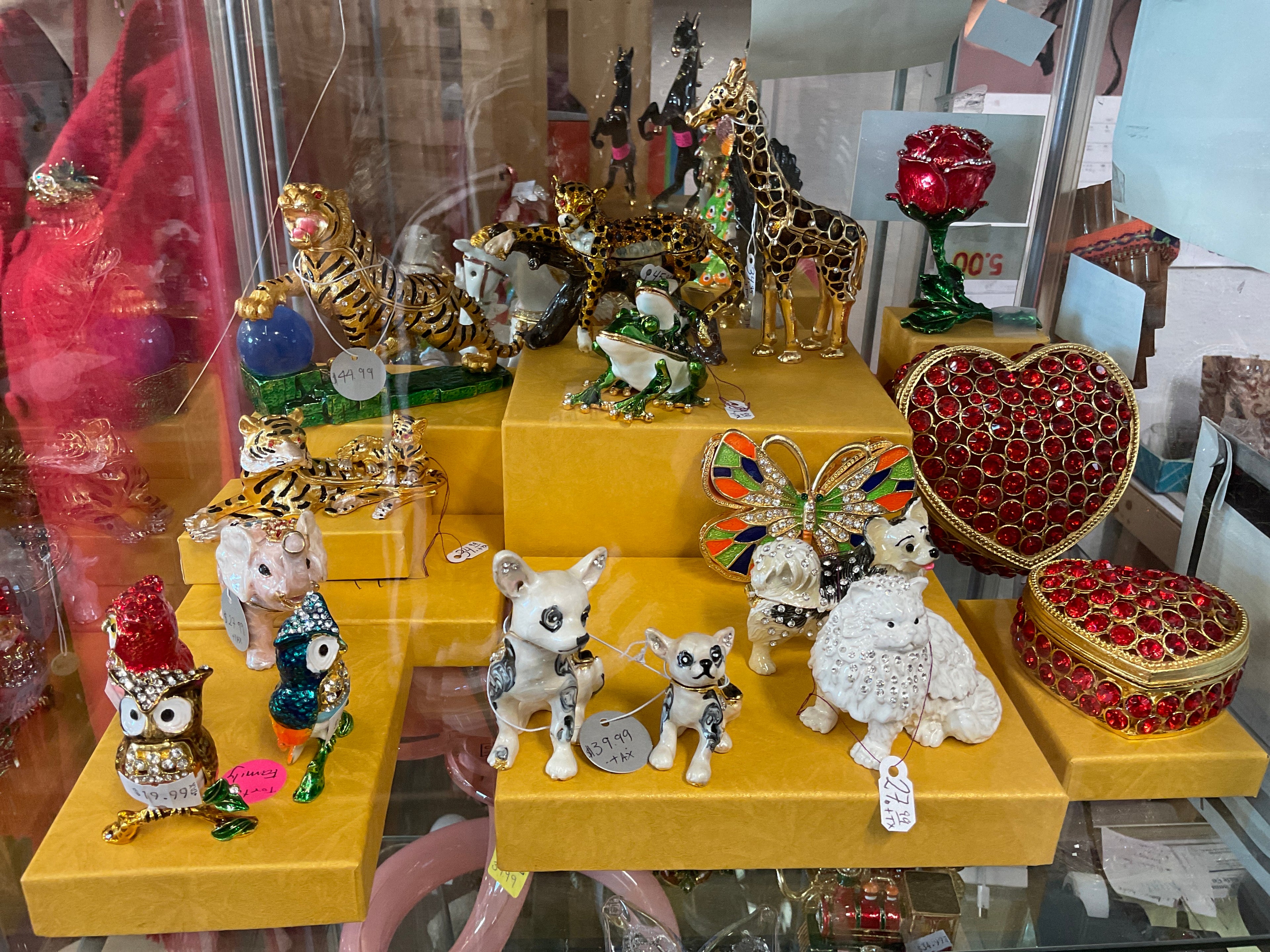 Joyero con baratijas