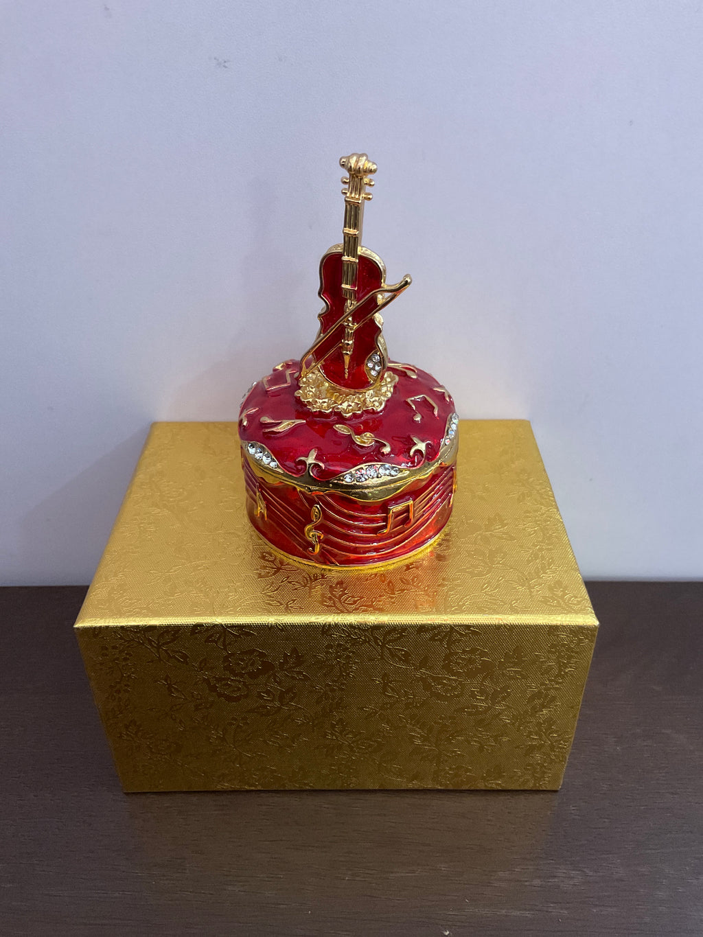 Joyero con baratijas