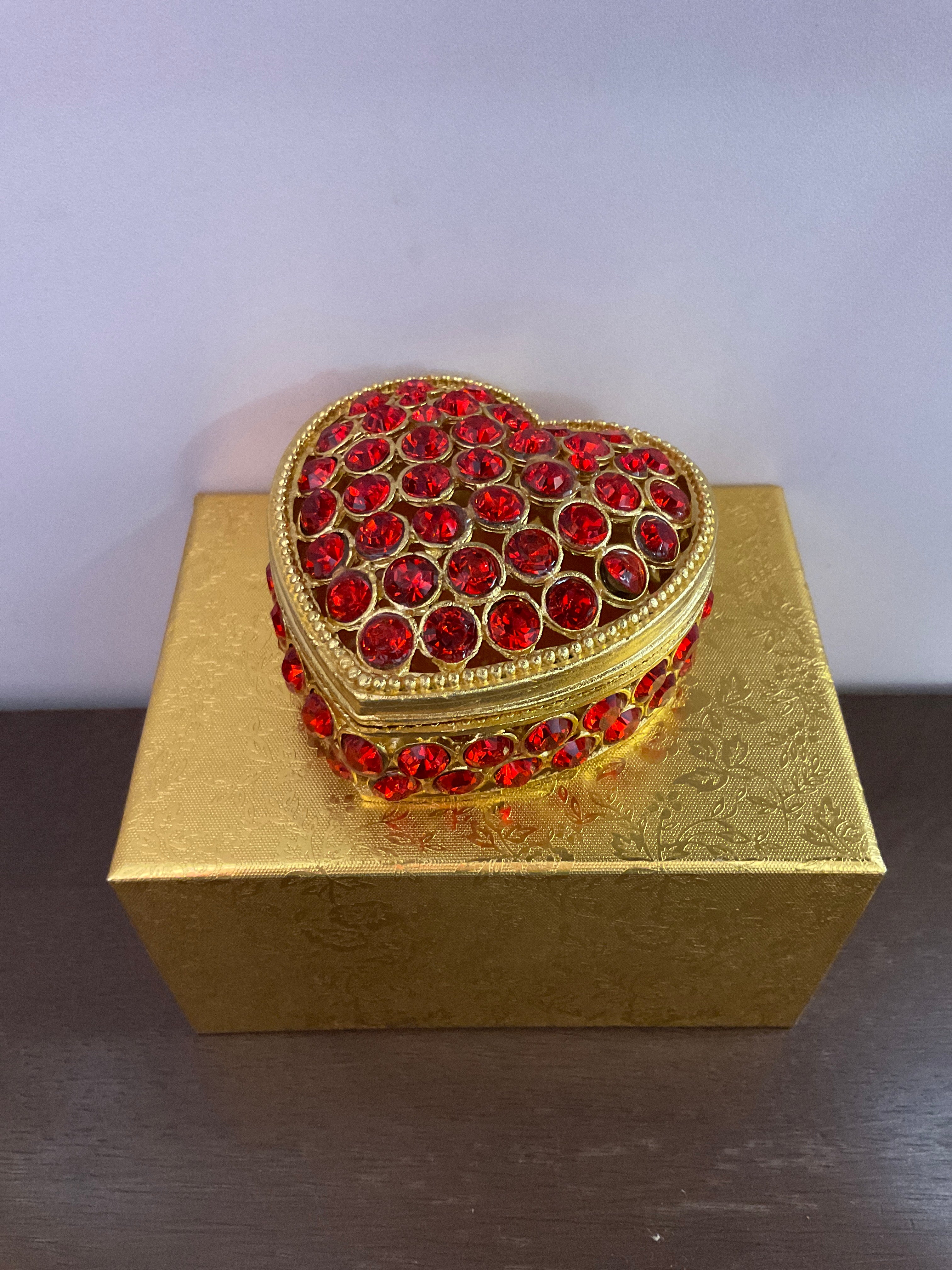 Joyero con baratijas