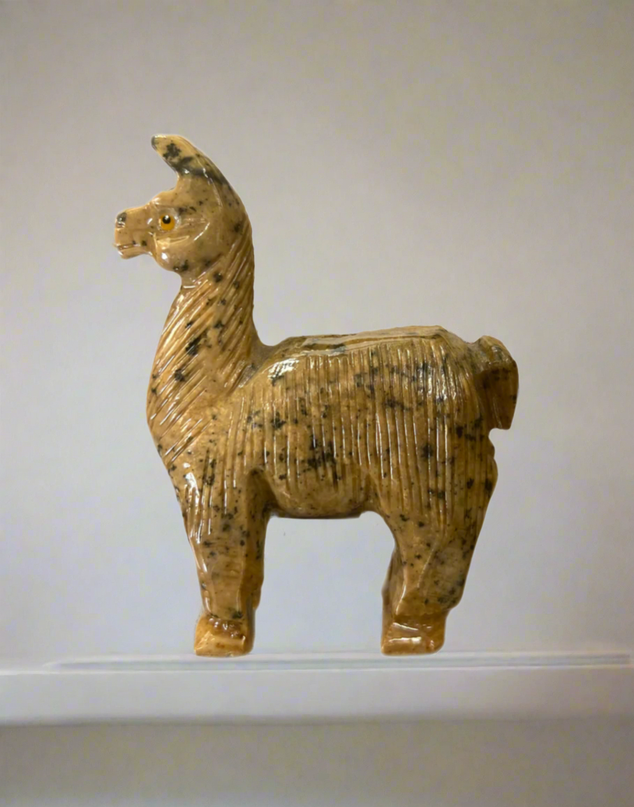 Llama tallada en piedra mineral