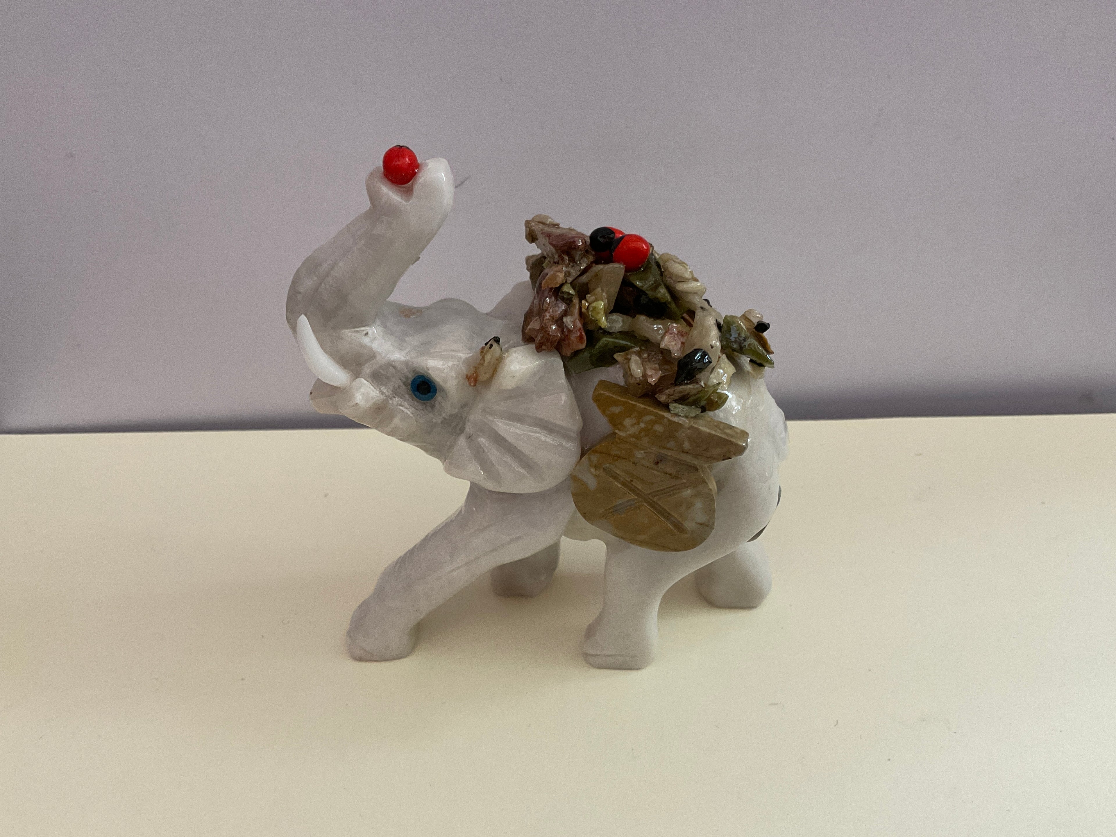 Elefante tallado en piedra mineral