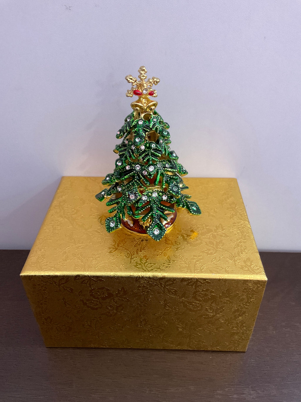 Joyero con baratijas