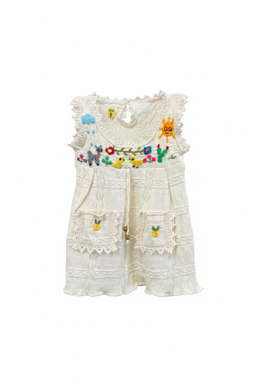 Vestido de algodón peruano bordado a mano para niña