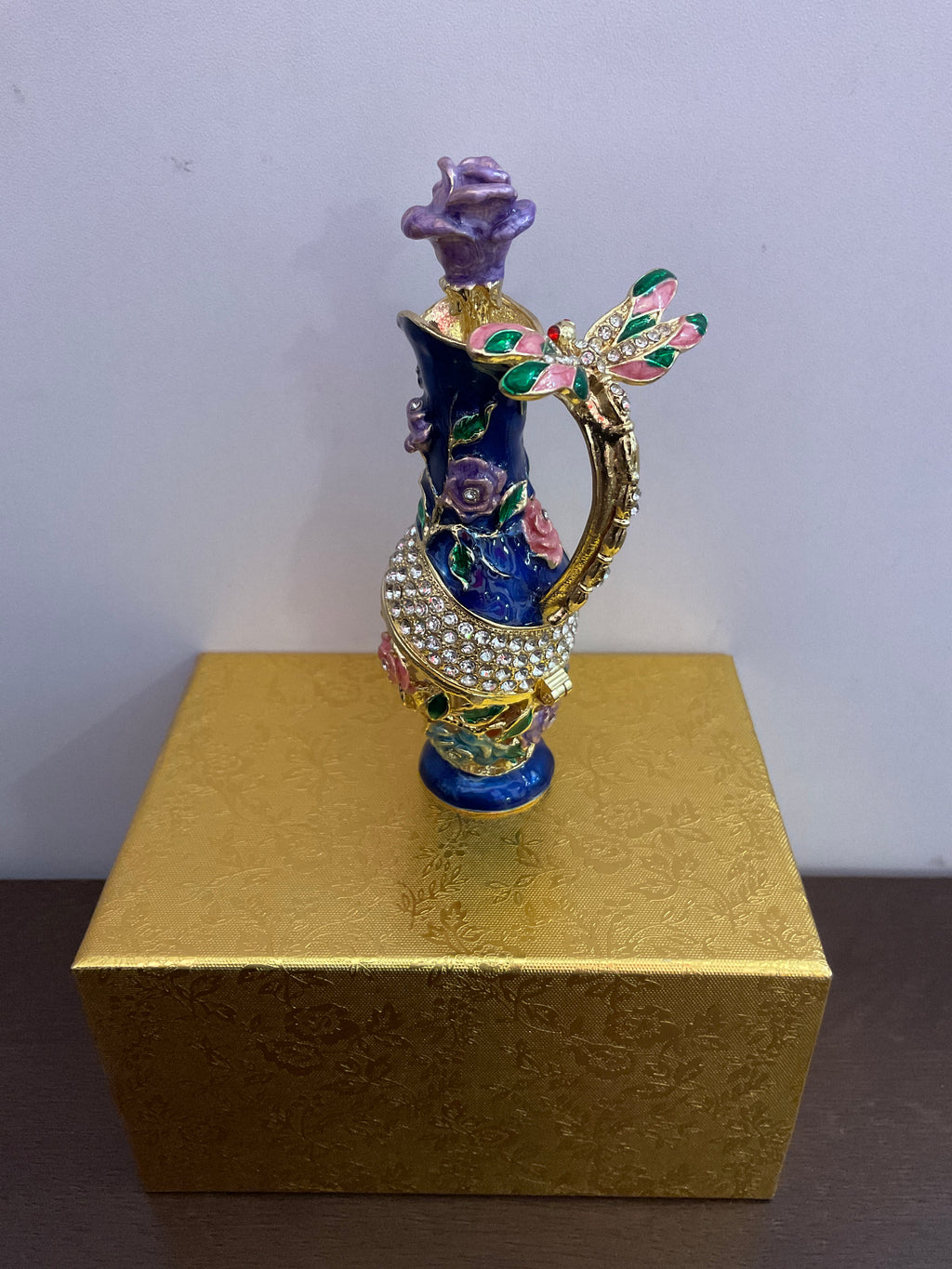 Joyero con baratijas