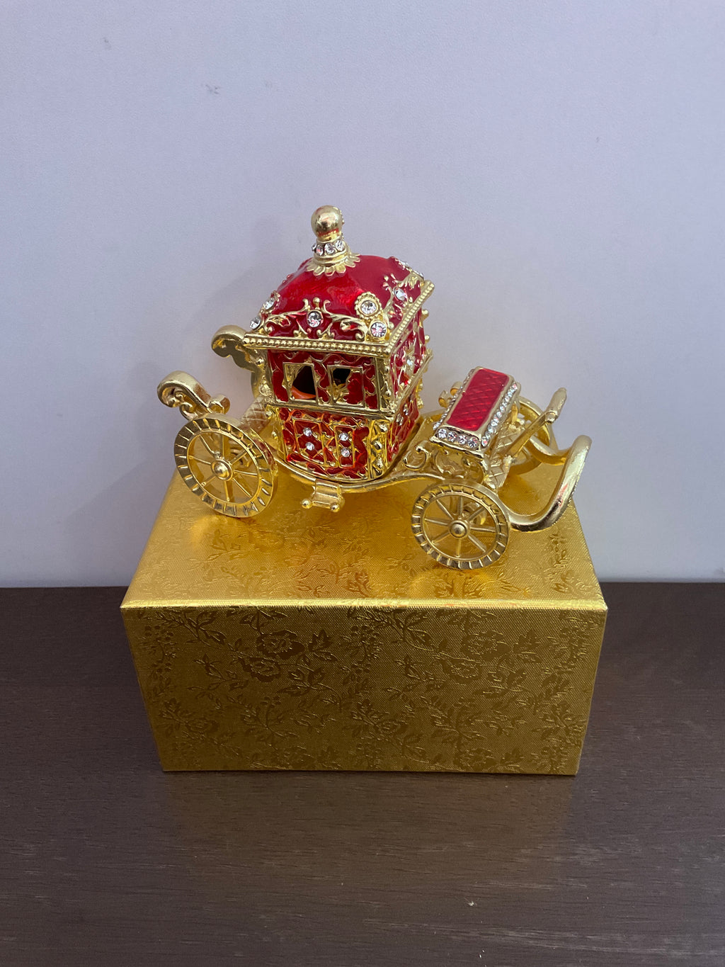 Joyero con baratijas