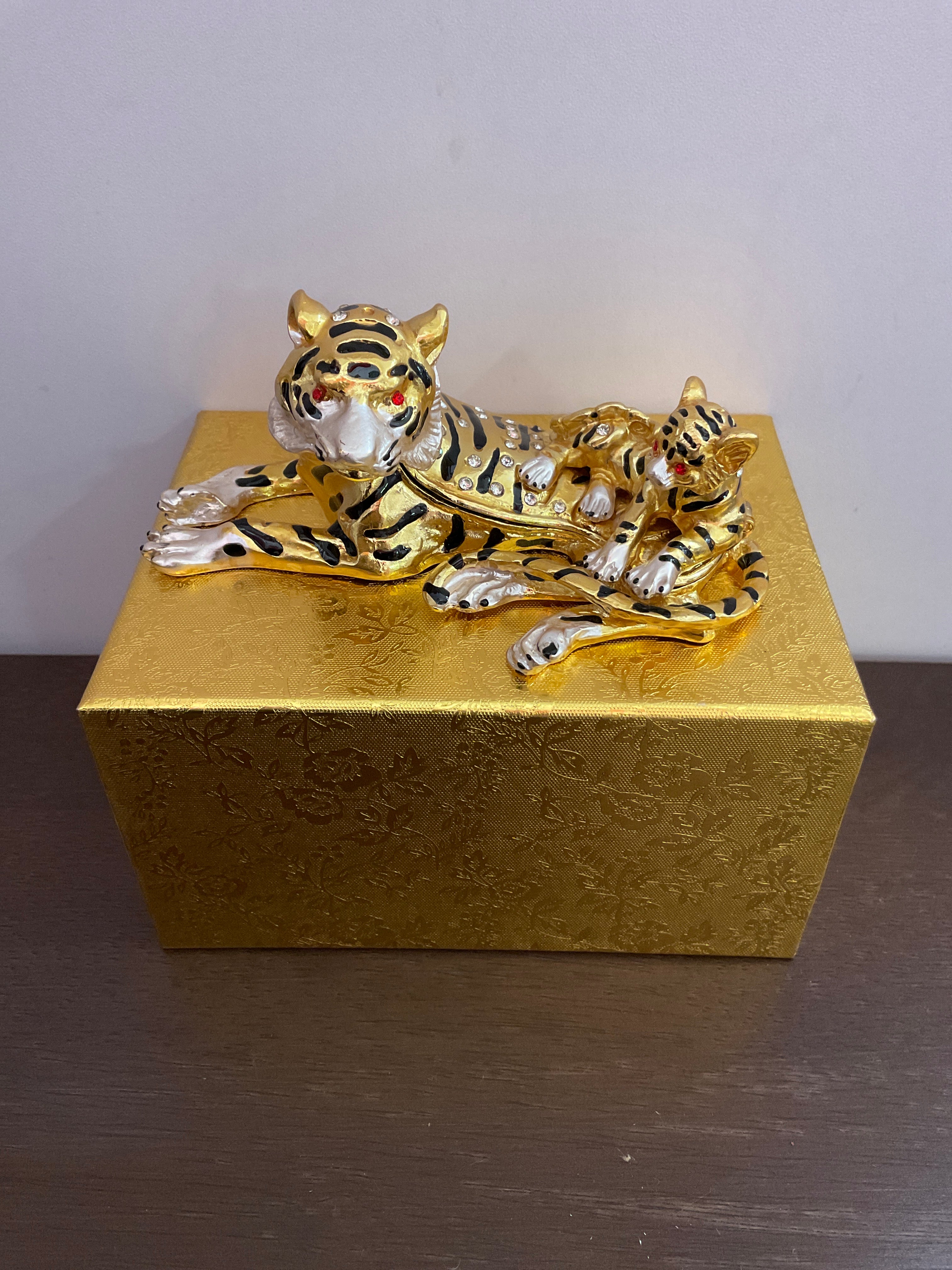 Joyero con baratijas