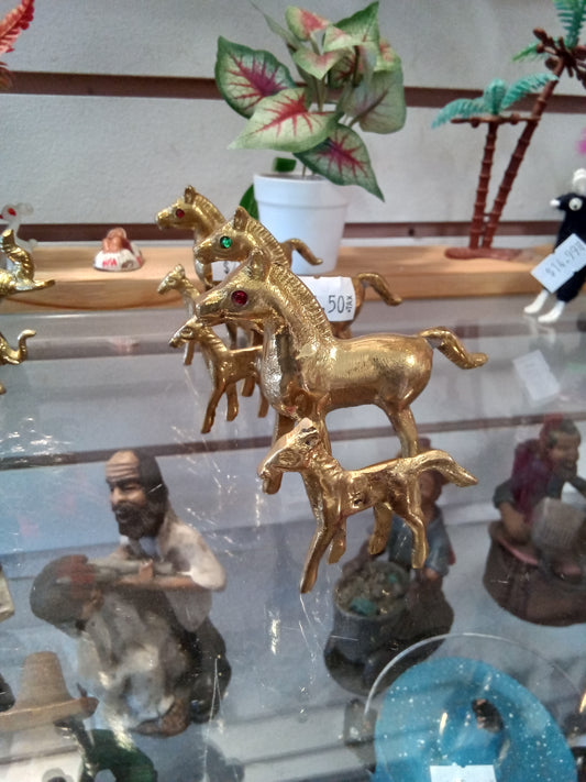 Caballo de bronce con bebé